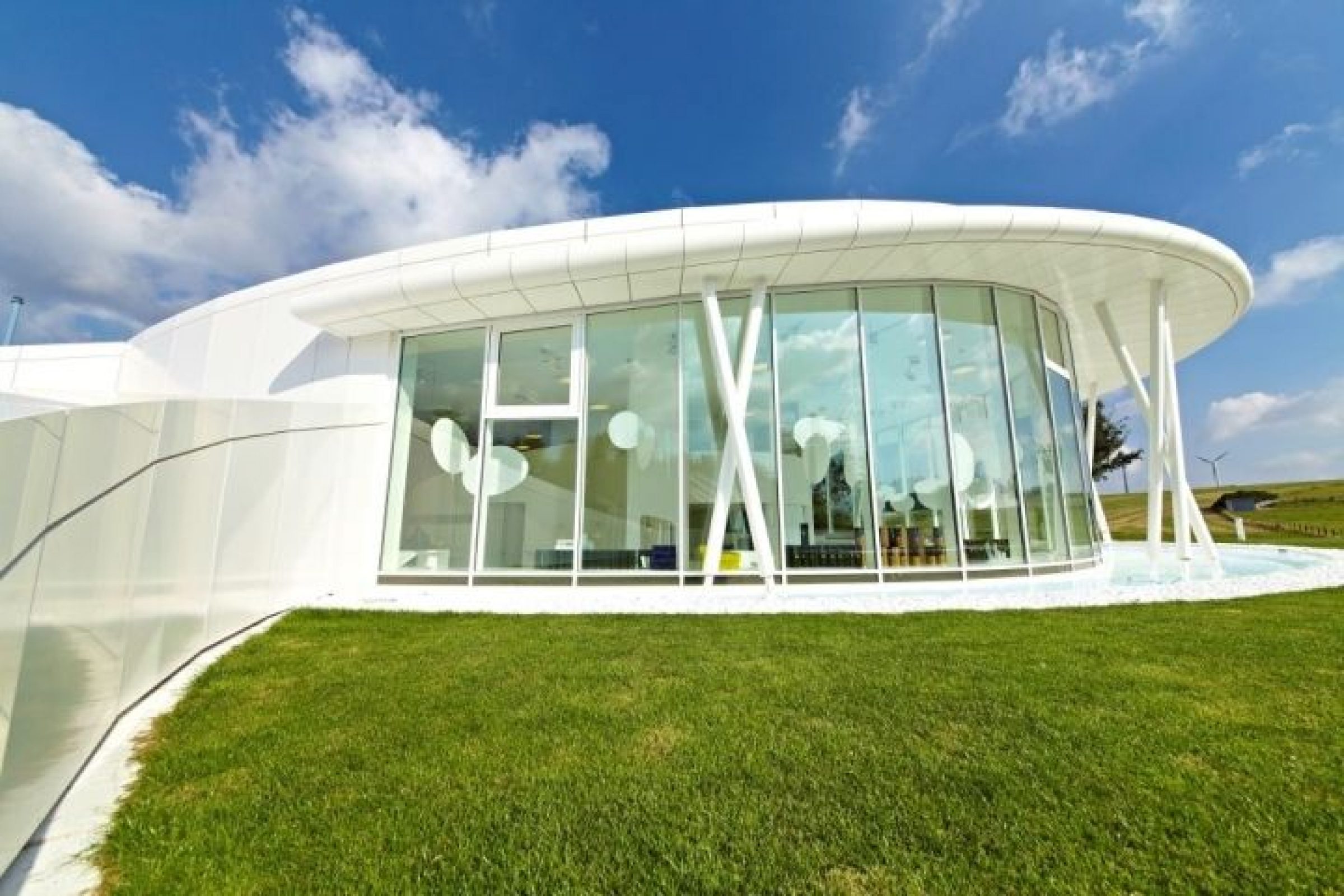 павильоны для торговли. фасадное остекление alumil. филип джонсон glass house. панорамные окна в частном доме. в этом павильоне находятся самые большие окна.