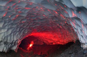 kamchatka ice tunnel 18[7]