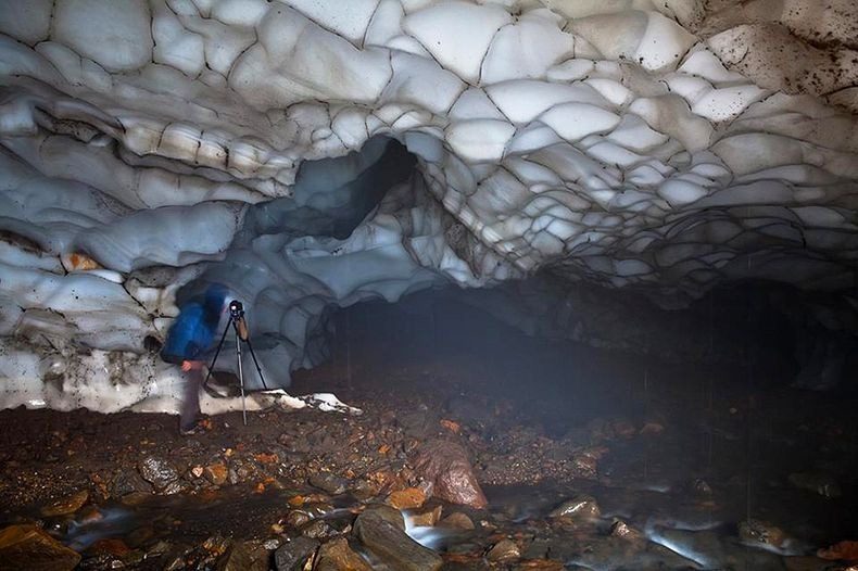kamchatka ice tunnel 1[2]