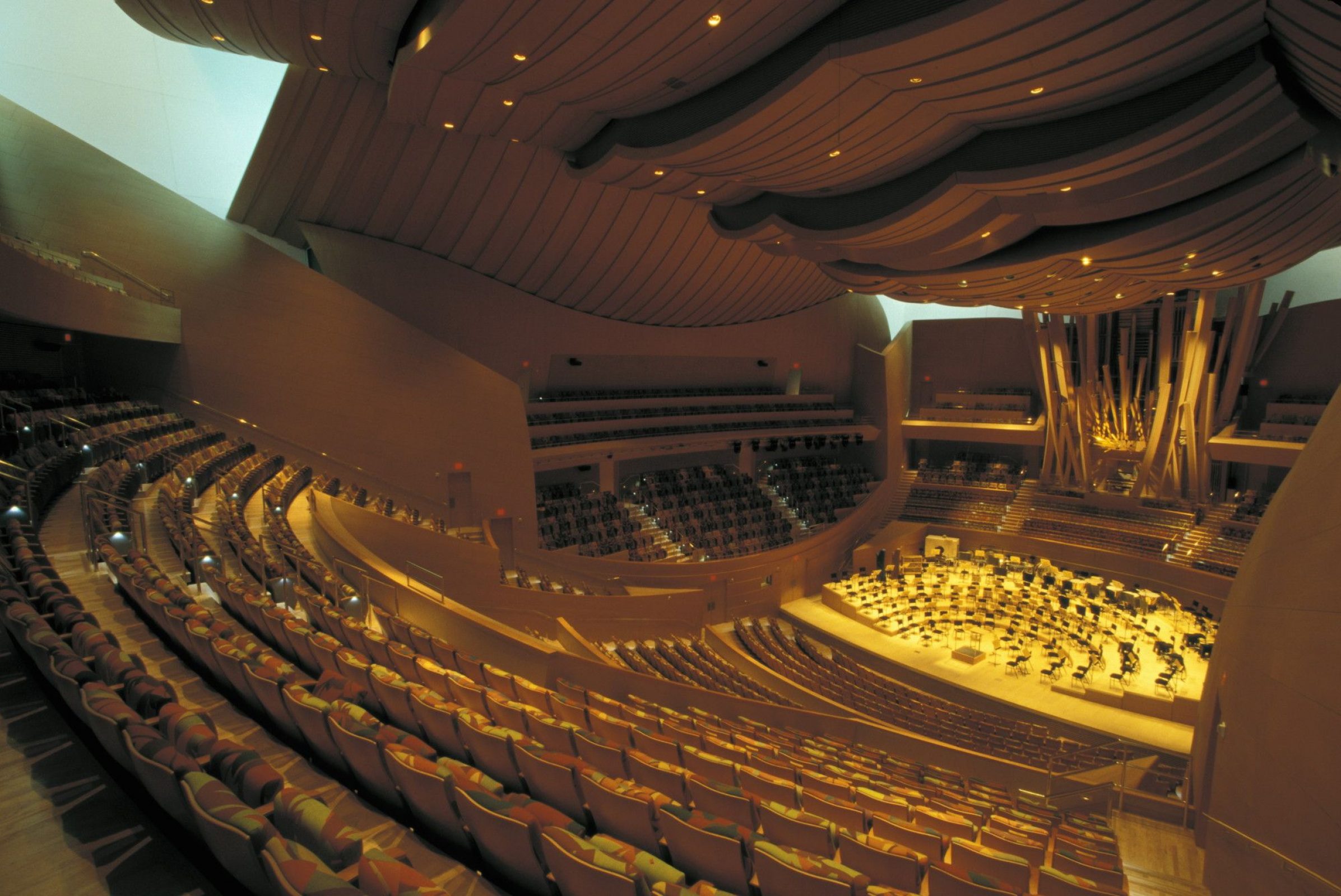 Какие есть концертные залы. Лос Анджелес концертный зал Уолта Диснея. Фрэнк Гери концертный зал Уолта Диснея. Лос Анджелес концертный зал Уолта Диснея внутри. Зал Уолта Диснея (Лос-Анджелес, США, 2003 Г.).