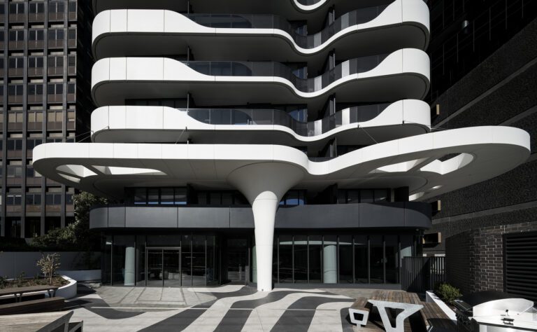 "Queens Domain" balances sculpture and structure in Melbourne