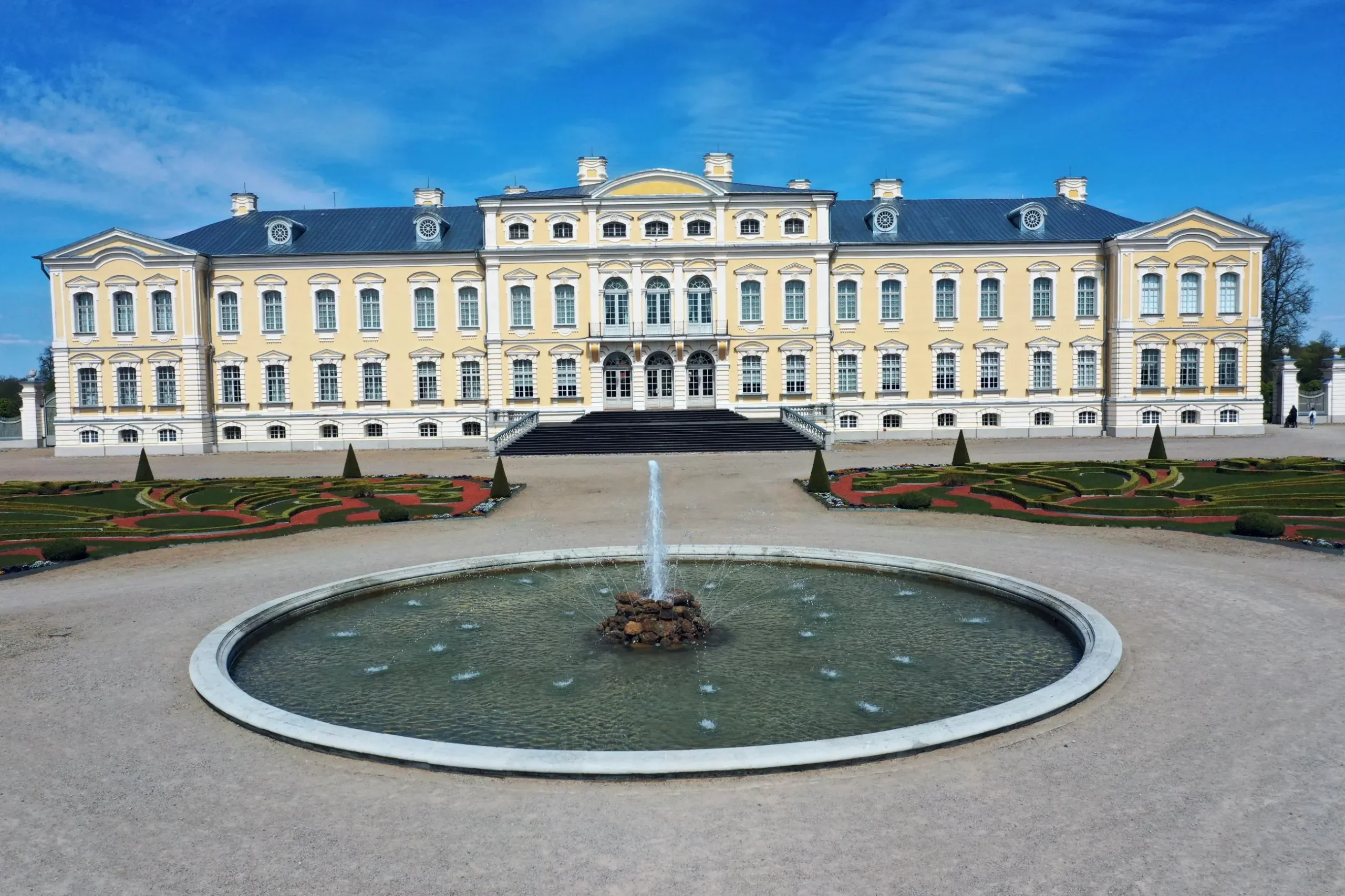 pils dienvidu puses fasade i.kusina