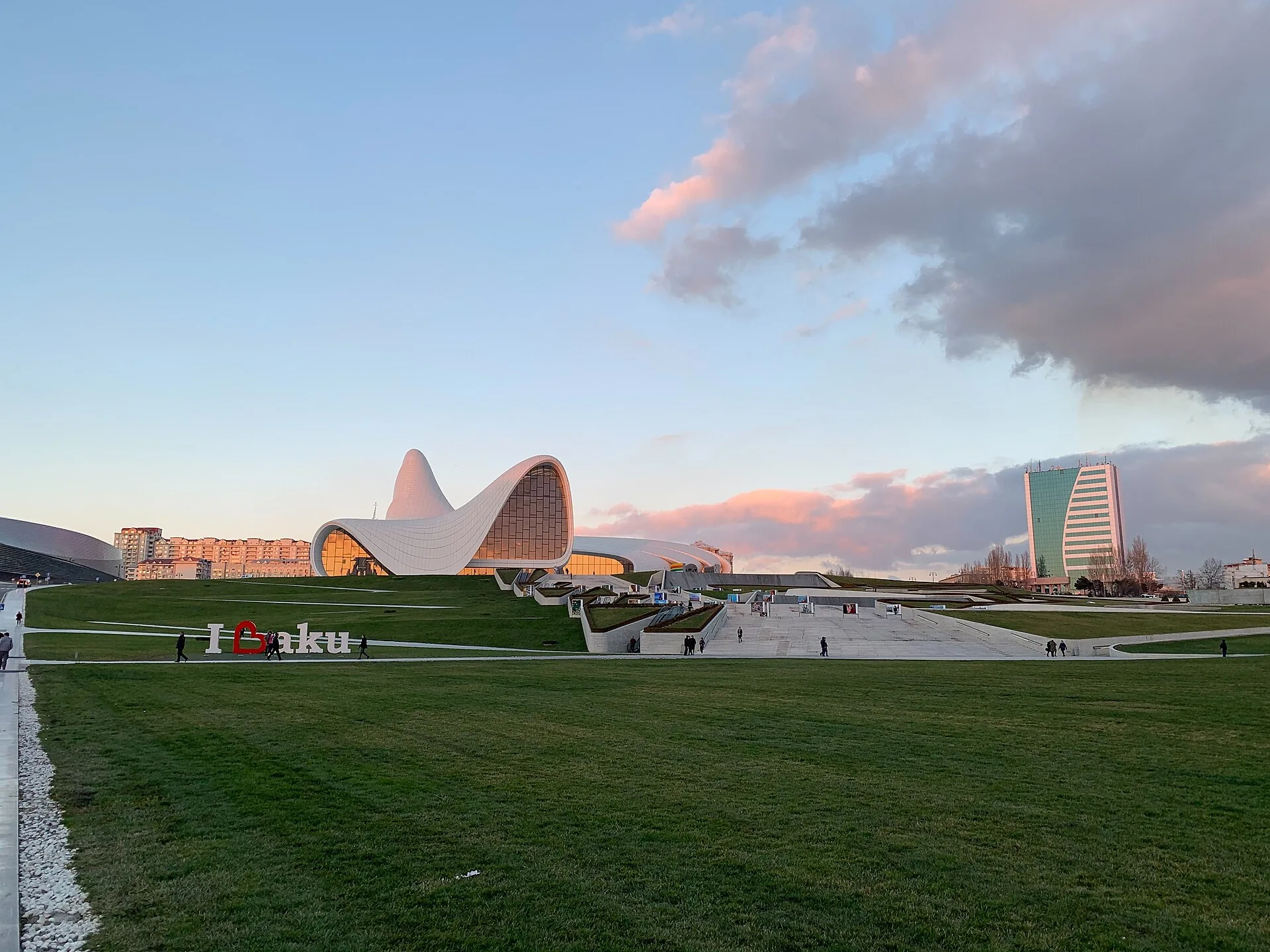 Heydar Aliyev Centre's continuous curved white skin, a form that lofting SketchUp plugins such as Curviloft can model