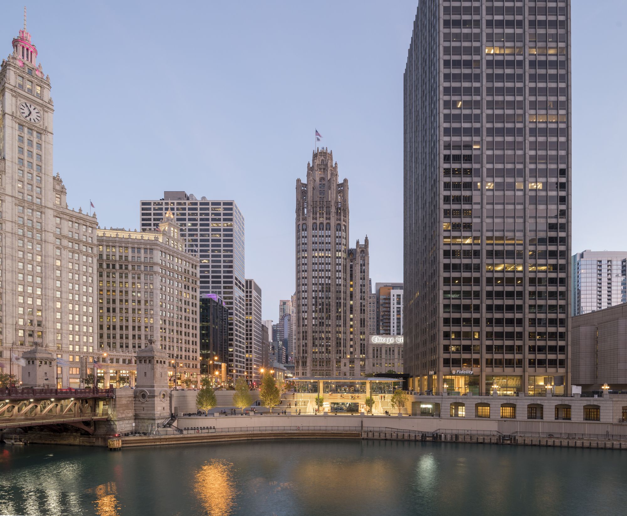 Chicago, USA. 21 December 2017. The new flagship Apple store, on the  riverfront near Michigan Avenue, designed by Foster + Partners, welcomes  Christmas shoppers looking for last minute items such as the