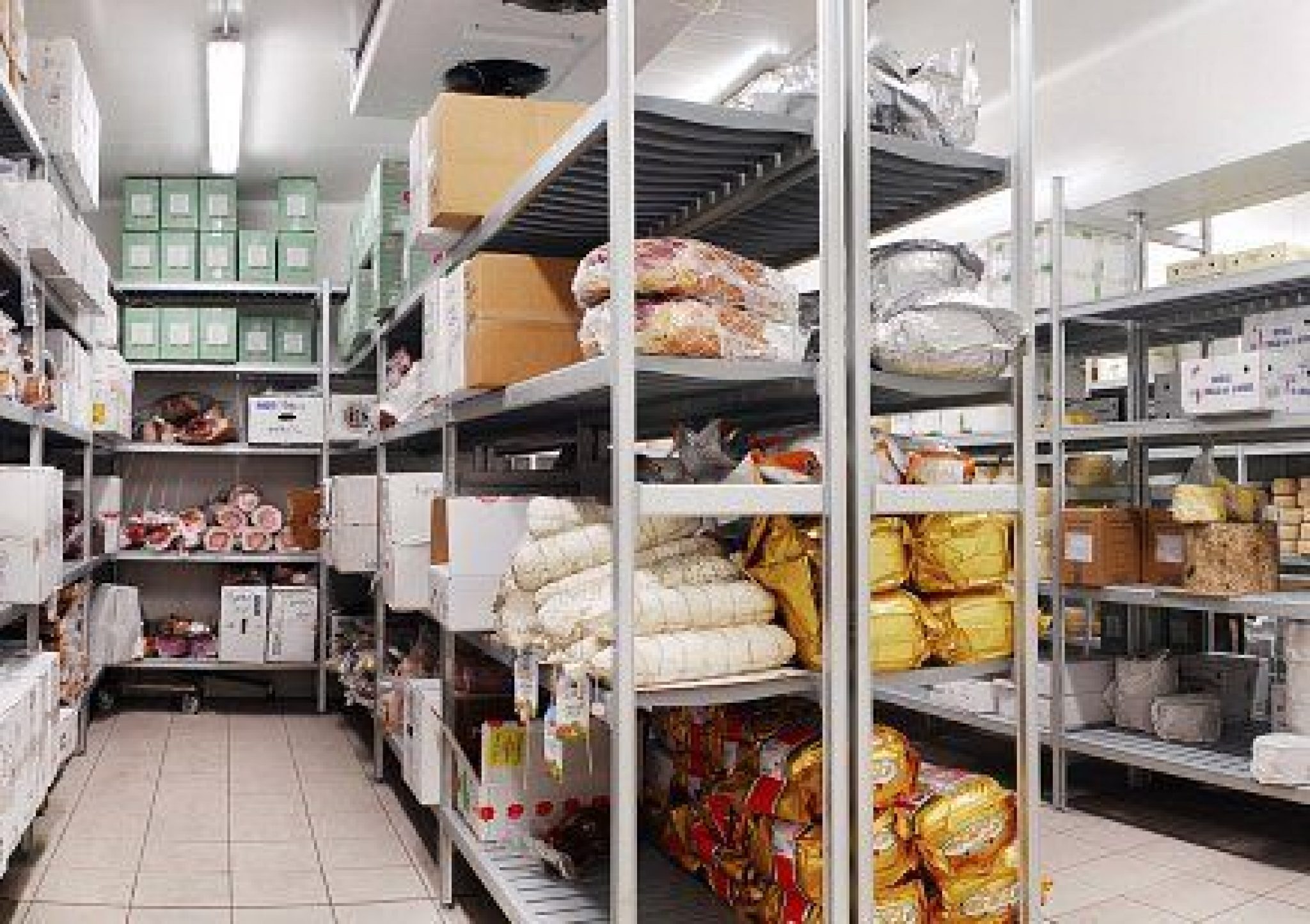 Реализация скоропортящихся пищевых. Помещение для хранения продуктов. Складские помещения продуктов. Хранение продуктов на складе. Комната для хранения продуктов.