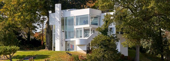 Richard Meier's Smith House Celebrates 50th Anniversary with New Photographs