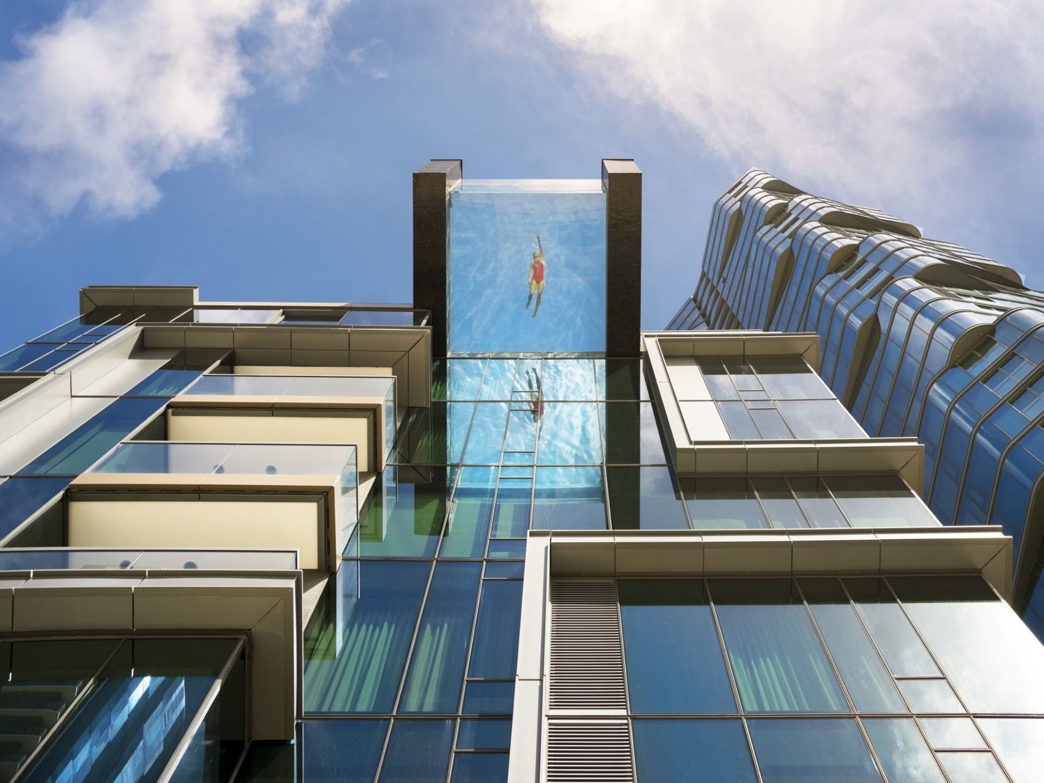Первый бассейн в мире. Куала Лумпур бассейн на крыше. Консольный бассейн в Сиднее. Бассейн на высоте с прозрачным дном в Сингапуре. Бассейн на небоскребе с прозрачным дном Сидней.