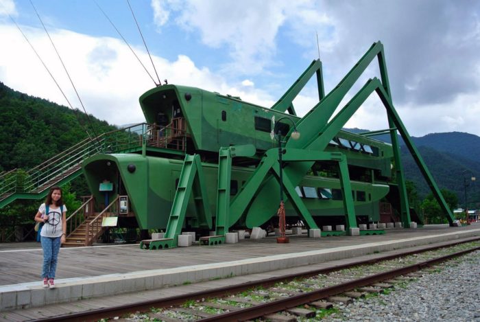 Grasshopper’s Dream: South Korea latest cafe is a pair of Grasshopper-shaped Locomotives