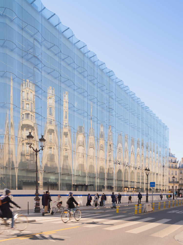 Paris Queue In Front Of La Samaritaine Store For The Reopening