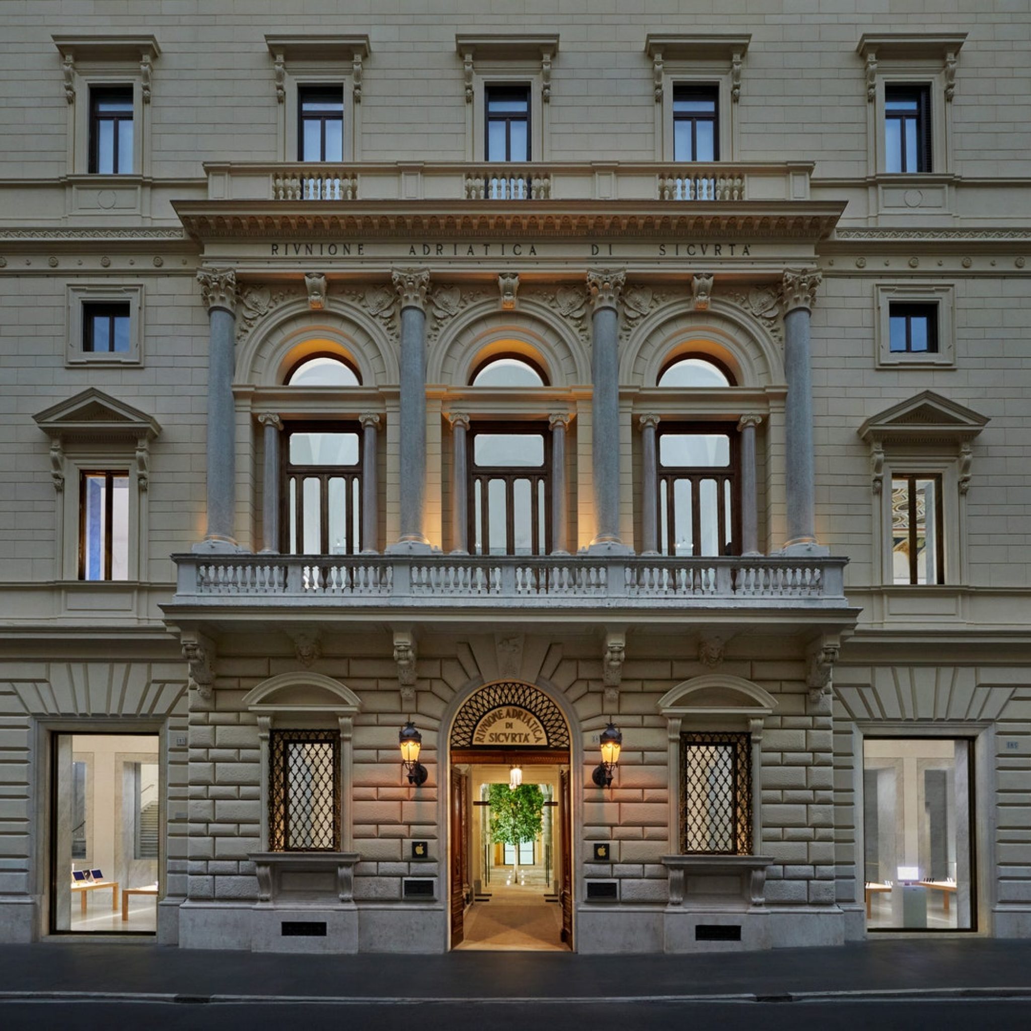 Foster + Partners Apple Via Del Corso opens in the heart of historic Rome