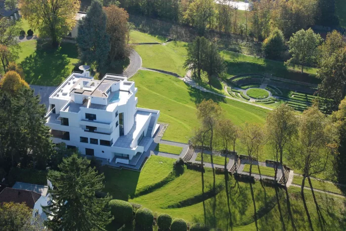 Iconic Buildings of Modern Architecture