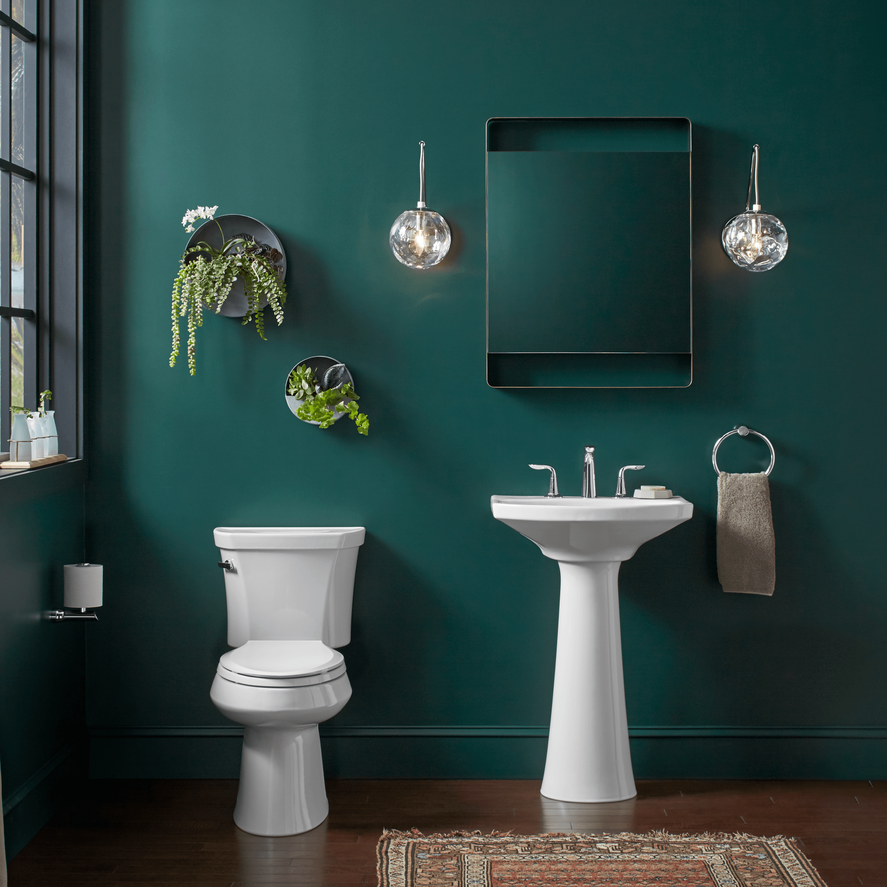 Туалет цвет зеленый. Санузел в изумрудном цвете. Зеленая стена в ванной. Изумрудный цвет в интерьере ванной. Ванная в темно зеленом цвете.