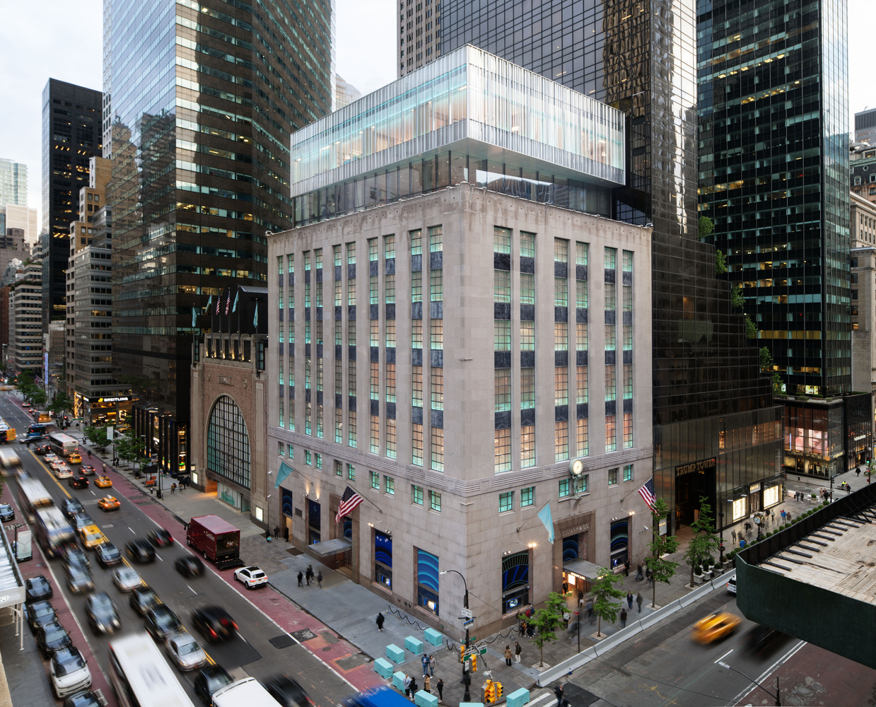 Tiffany & Co. Moved The Fifth Ave Flagship Store Overnight - Secret NYC