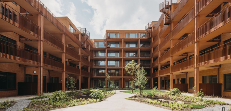 Regulateur Housing Complex l De Zwarte Hond