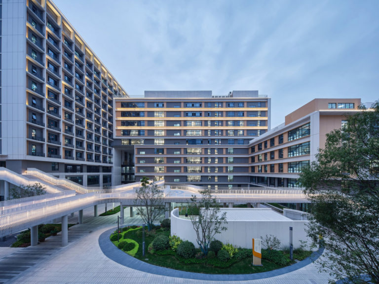 Xi'an Gaoxin No.1 High School Expansion and Social Shared Car Park | Qu Peiqing Studio