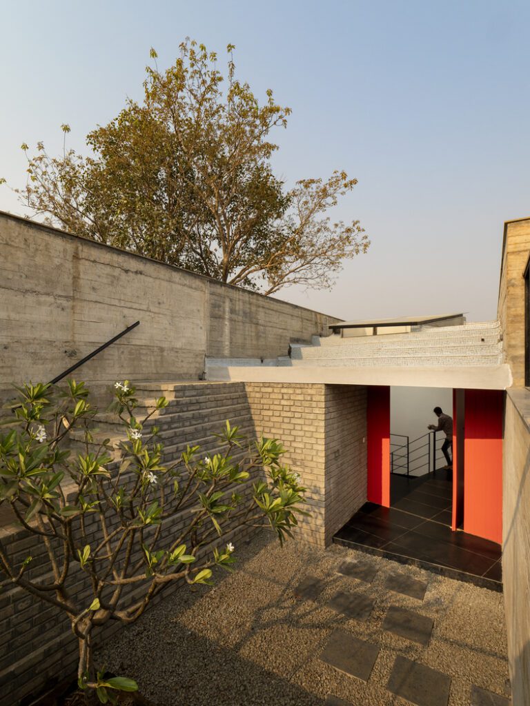 Oblique House | Red Brick Studio - Arch2O.com