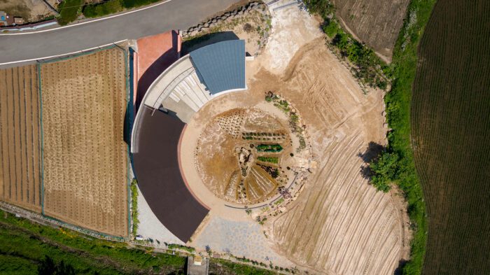 A House that Embraces Its Vegetable Garden