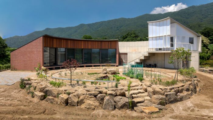 A House that Embraces Its Vegetable Garden | sukchulmok+BRBB Architects