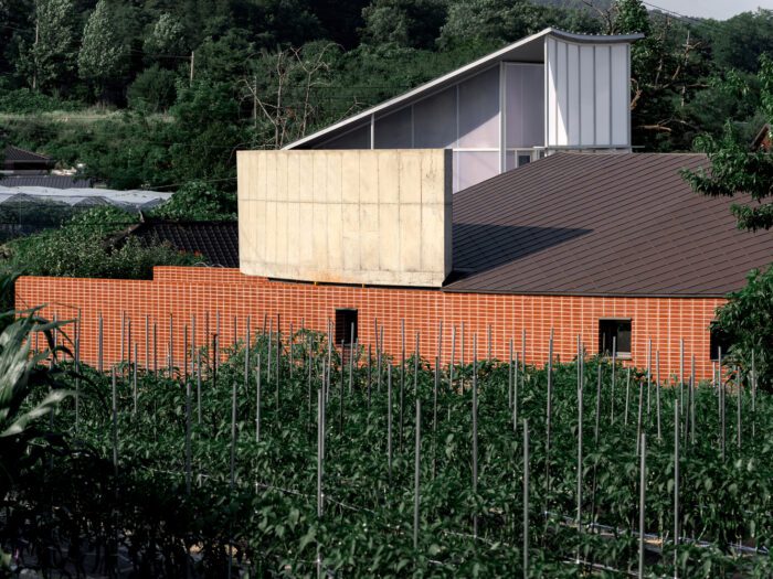 A House that Embraces Its Vegetable Garden