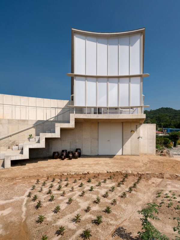 A House that Embraces Its Vegetable Garden 