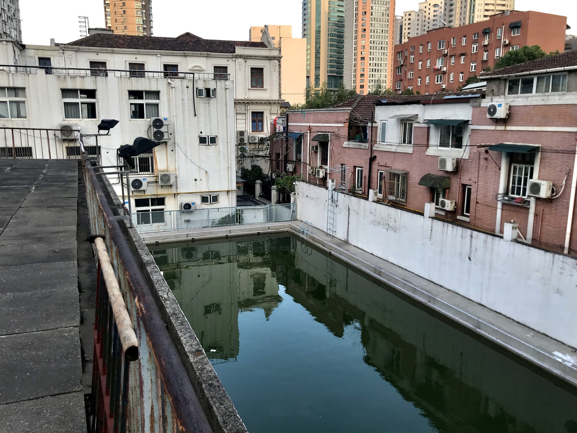 Jing'an Community Pool House