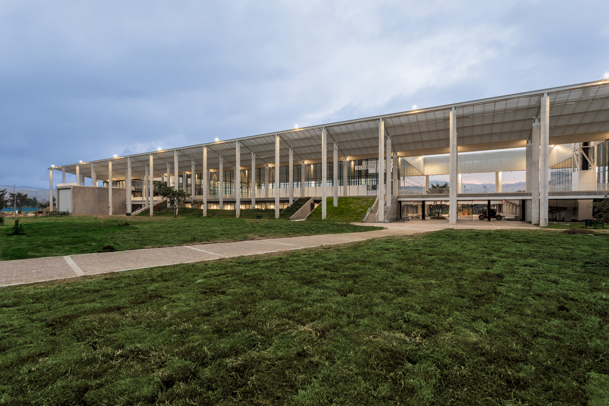 Reacreation and Cultural Center of Parque Metropolitano El Tunal