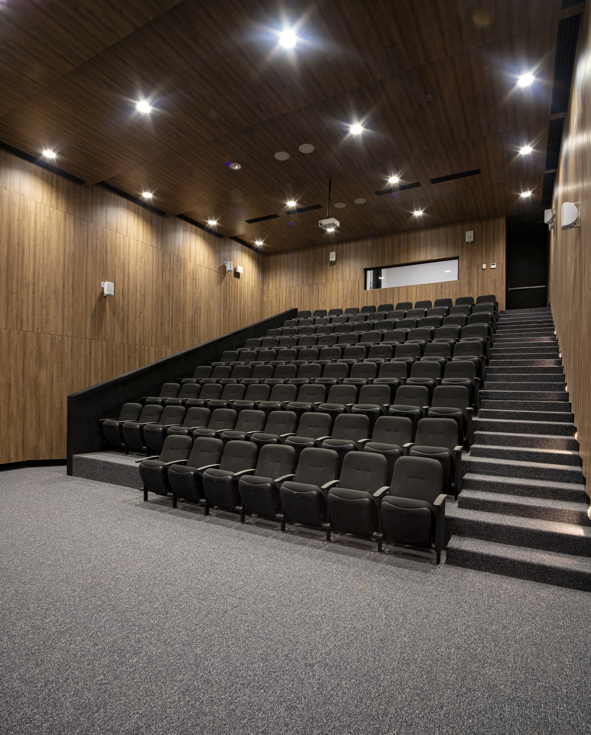 Reacreation and Cultural Center of Parque Metropolitano El Tunal