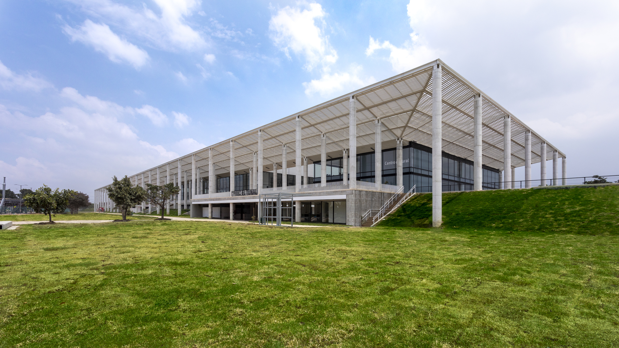 Reacreation and Cultural Center of Parque Metropolitano El Tunal
