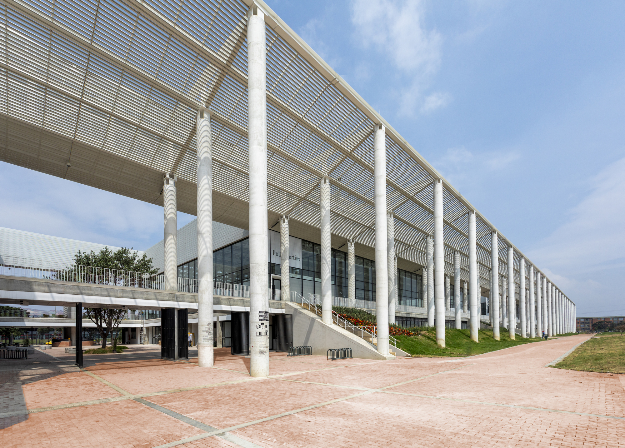Reacreation and Cultural Center of Parque Metropolitano El Tunal