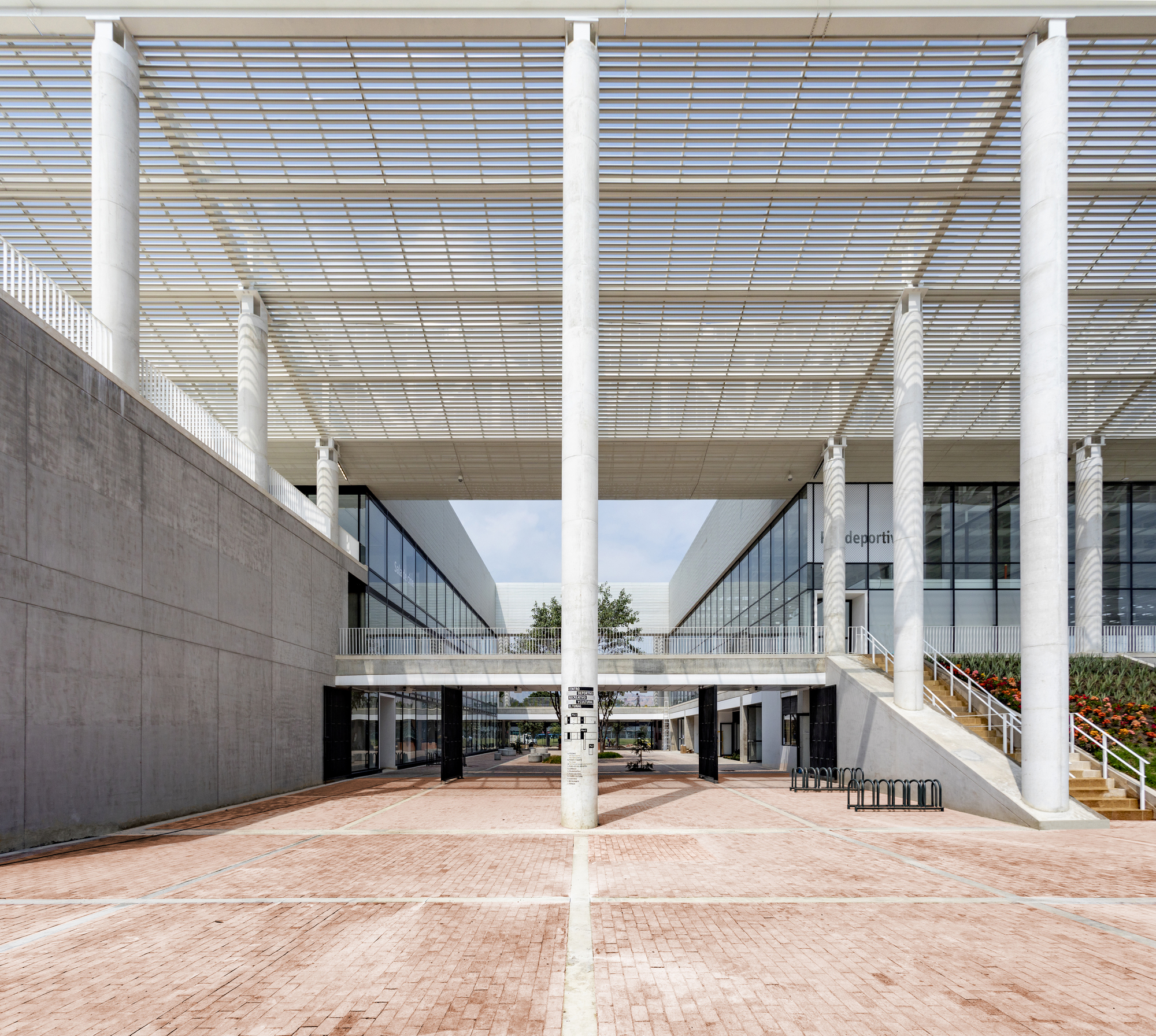 Reacreation and Cultural Center of Parque Metropolitano El Tunal