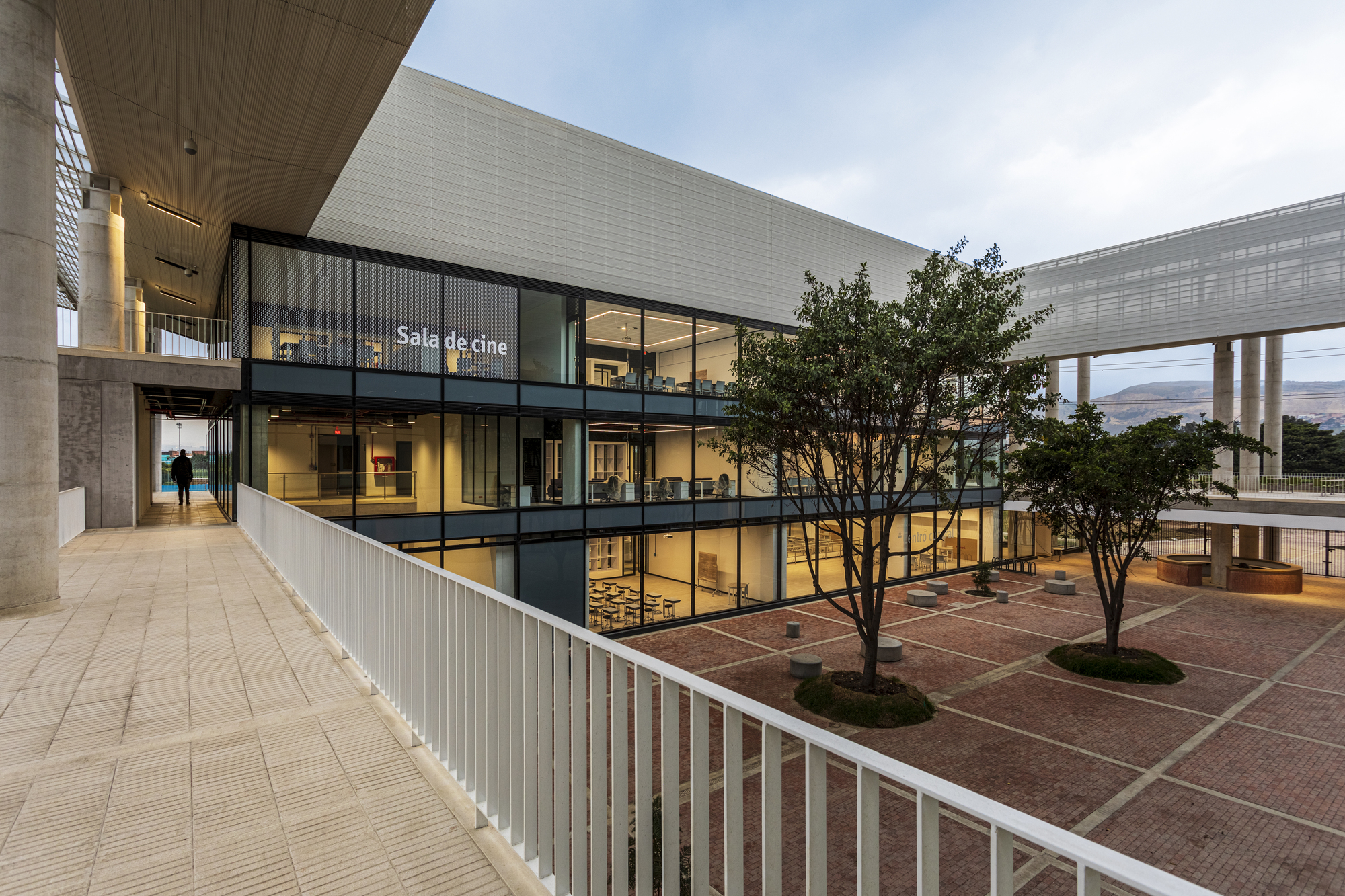 Reacreation and Cultural Center of Parque Metropolitano El Tunal