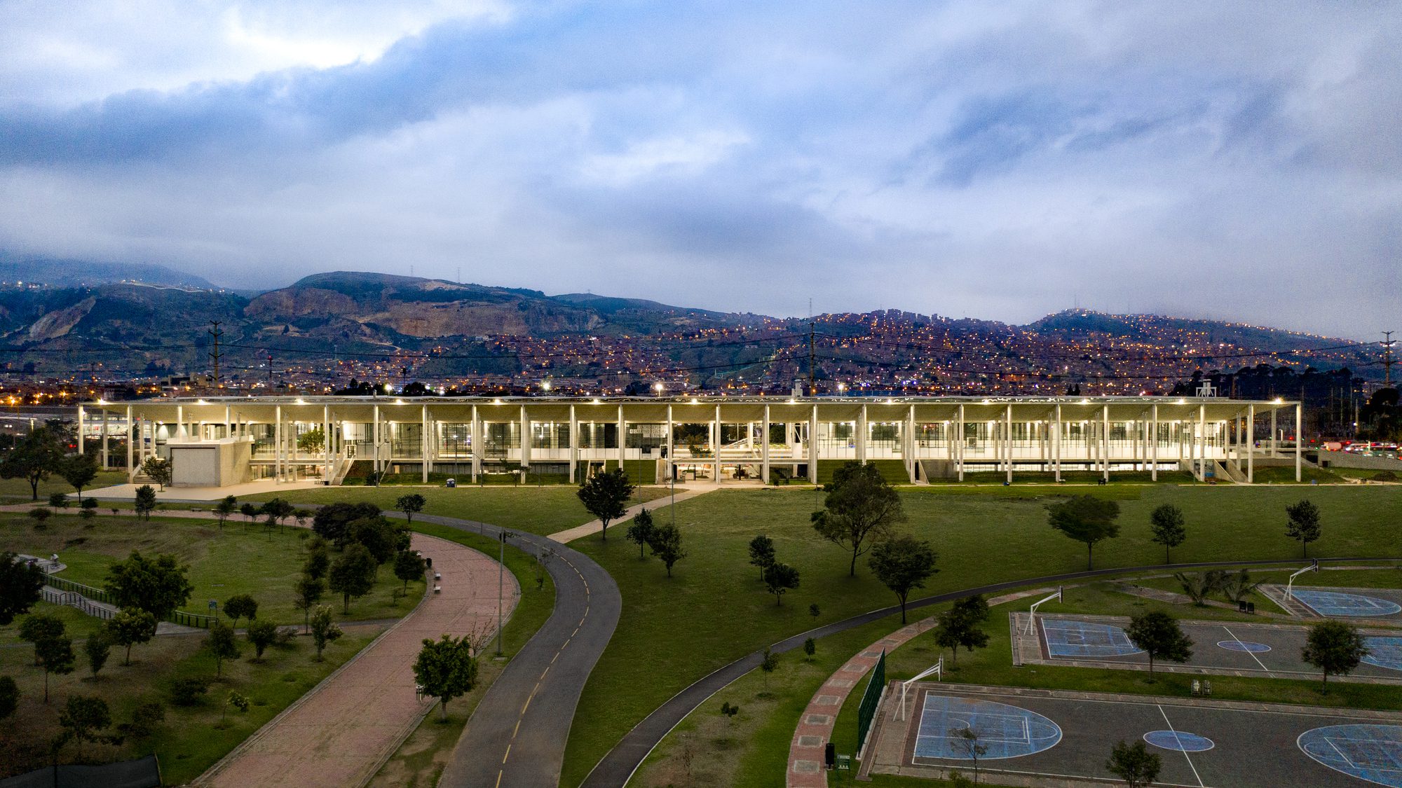 Reacreation and Cultural Center of Parque Metropolitano El Tunal