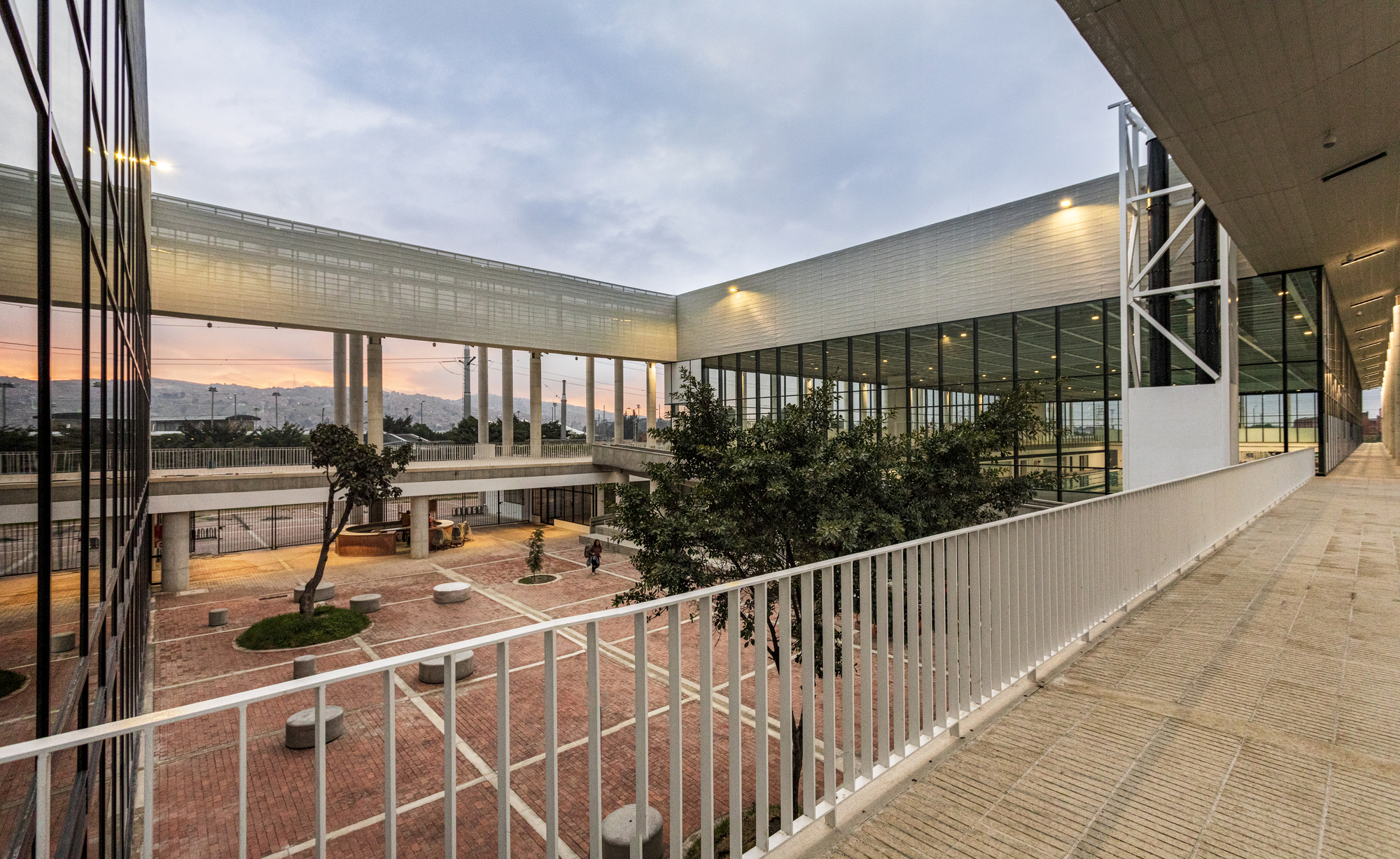 Reacreation and Cultural Center of Parque Metropolitano El Tunal