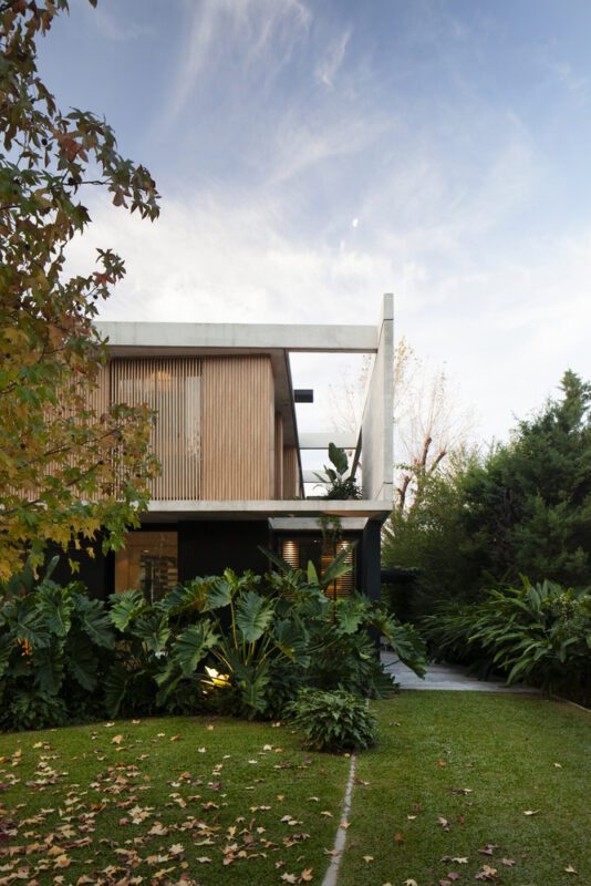 casa oval jorgelina tortorici and asociados plus nicolas lanza 28 Oval House