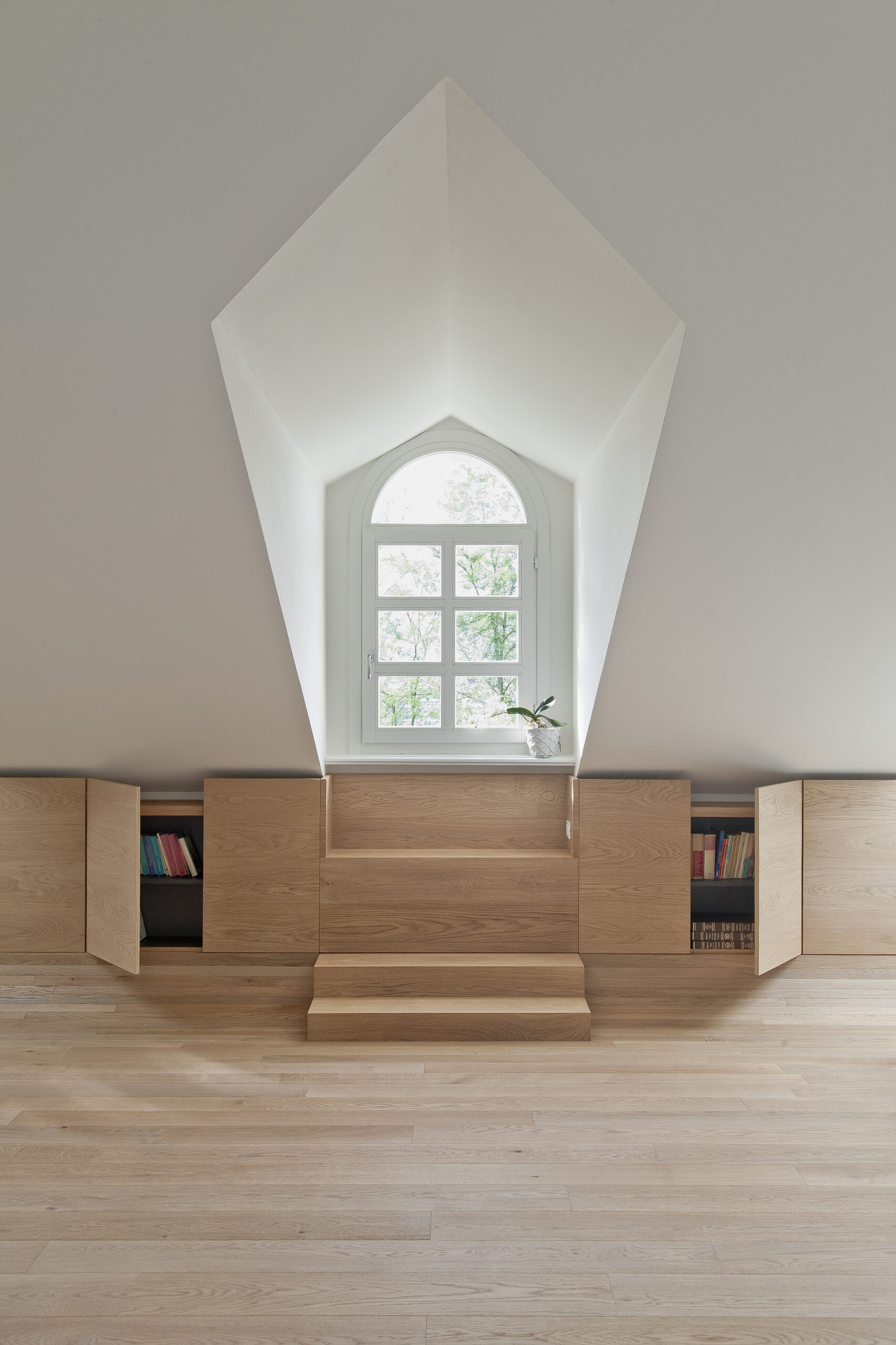 Wood and Carpet Apartment