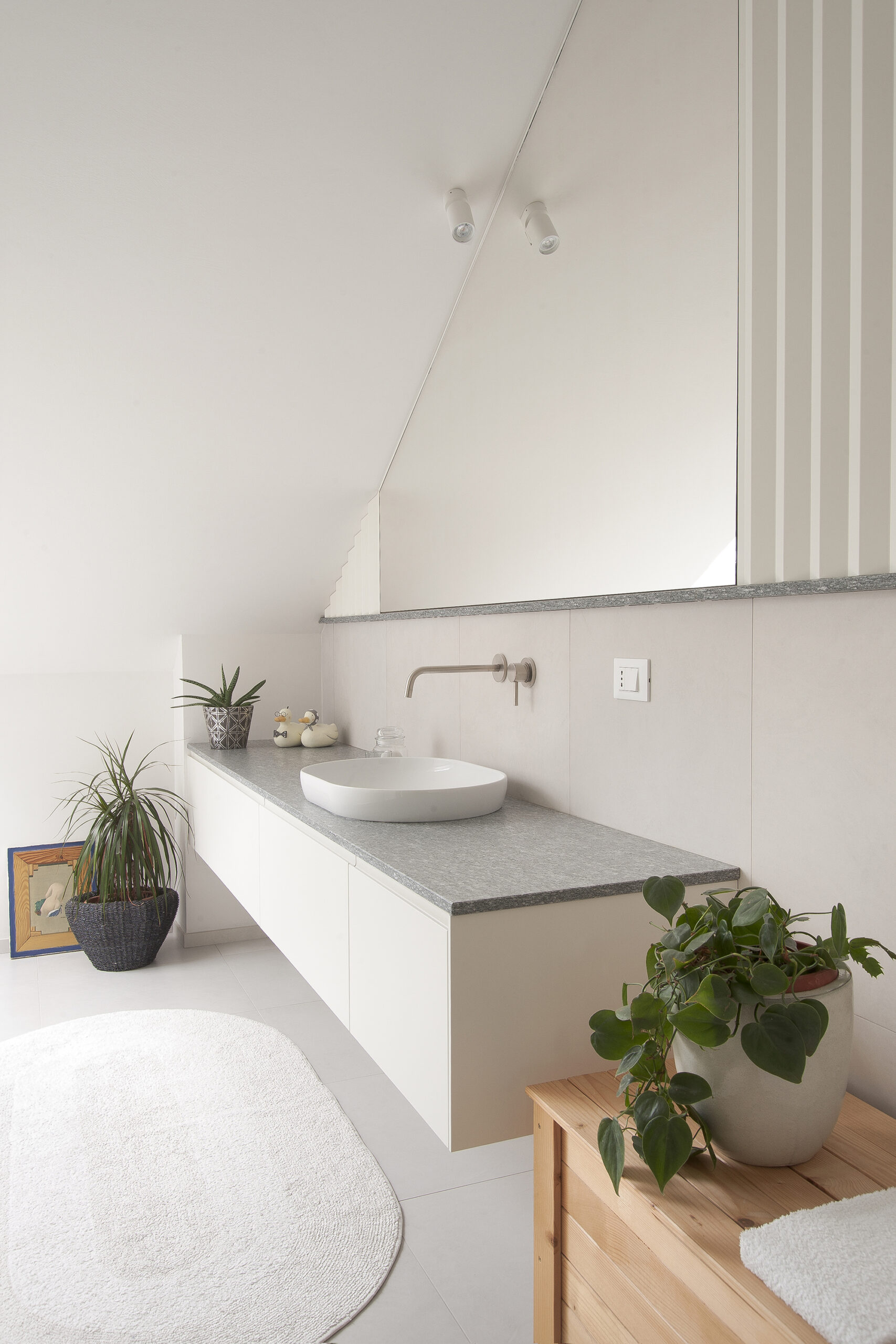 Wood and Carpet Apartment