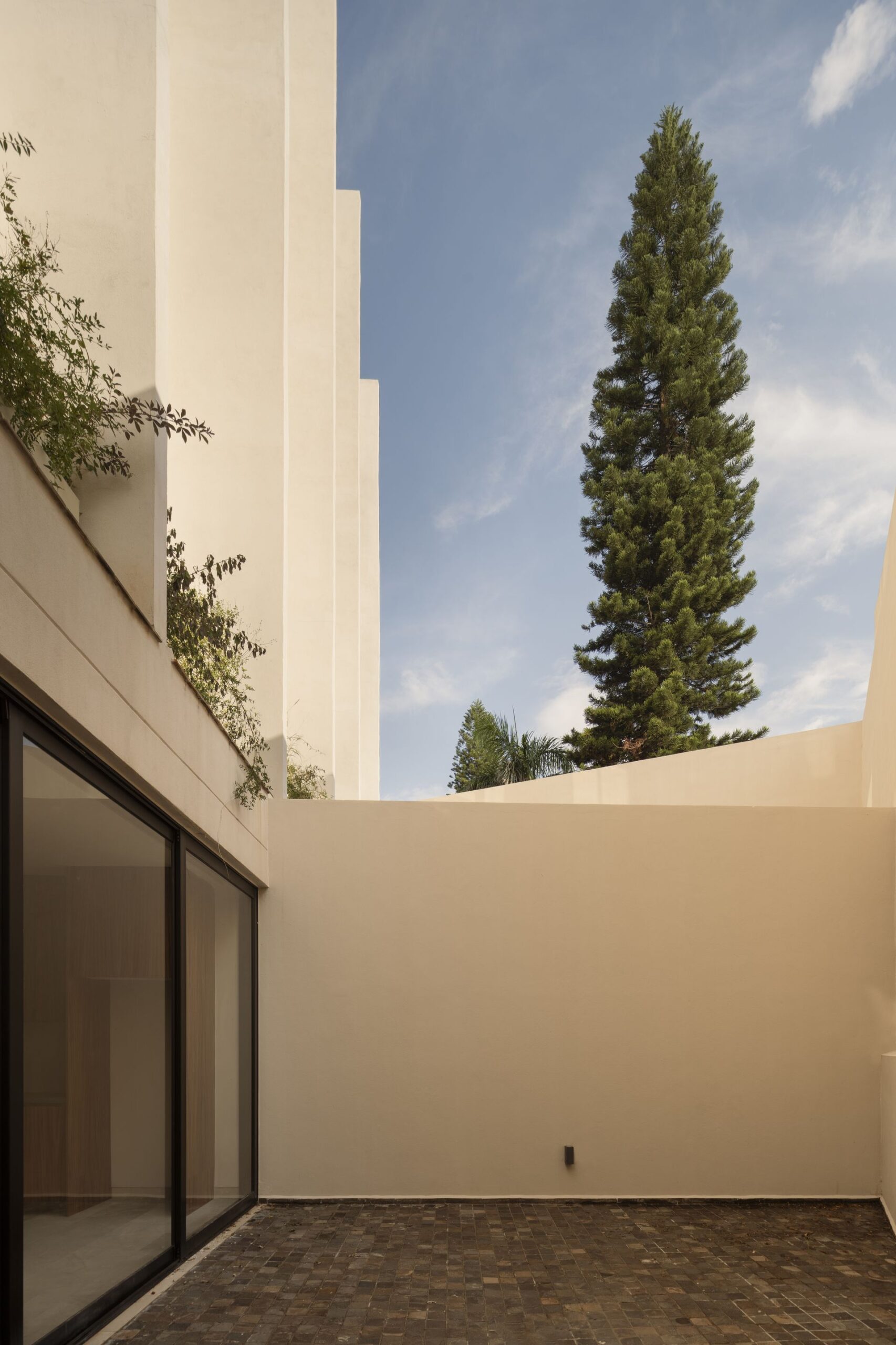 La Guiara Colomos Building
