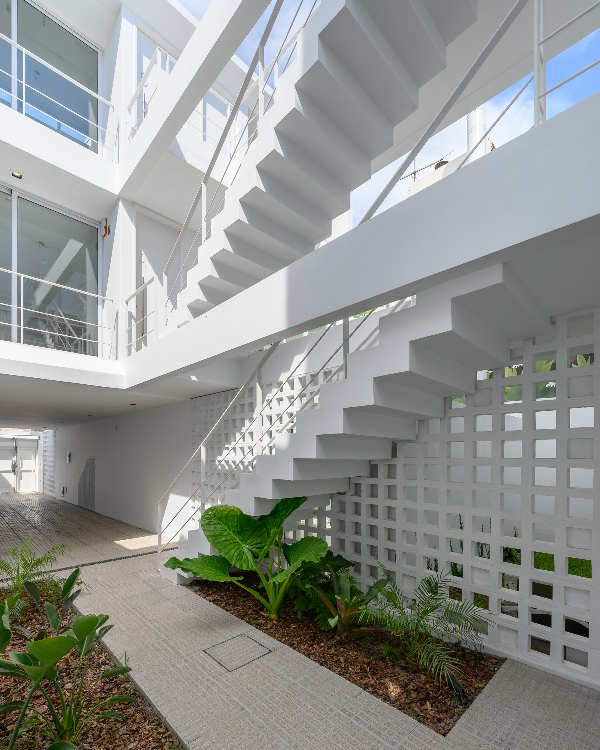 Emilio Zola 5915 Building