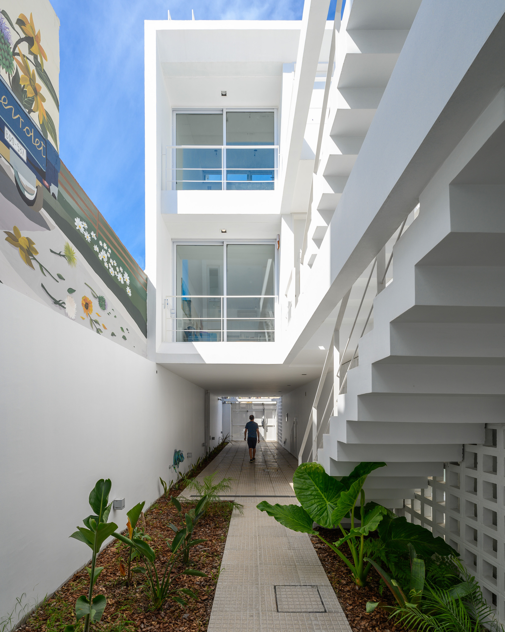 Emilio Zola 5915 Building