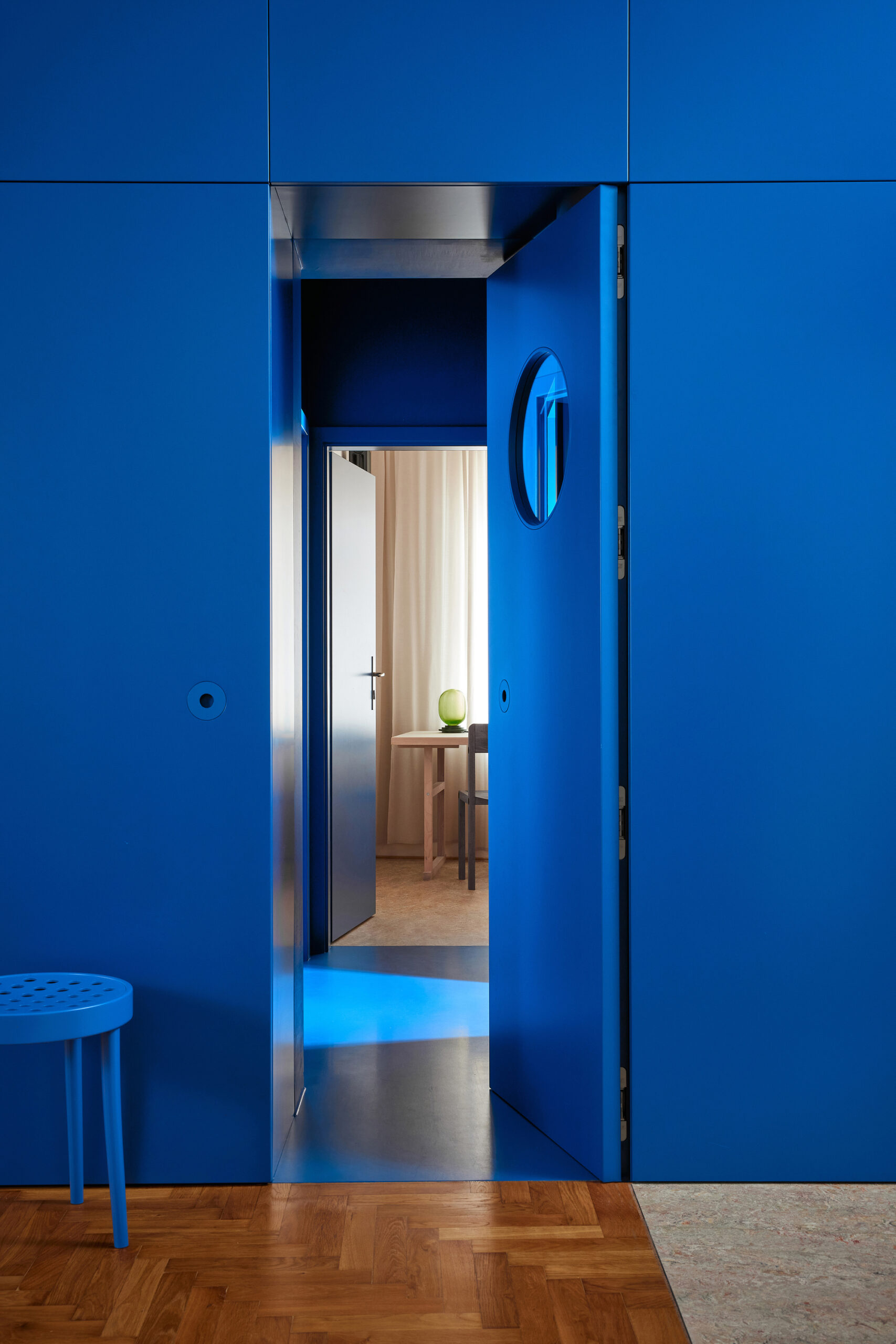 Family Silver Apartment