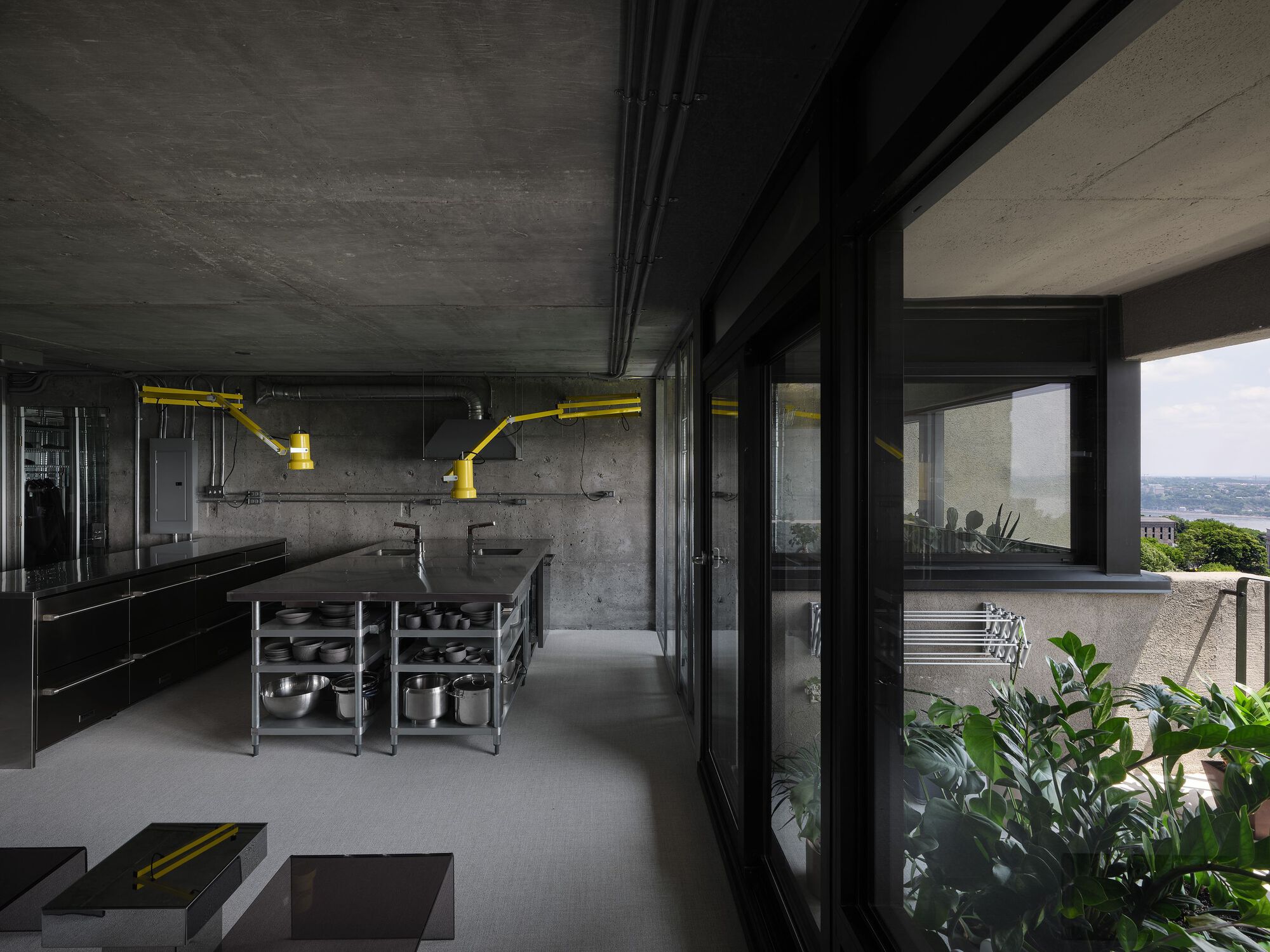Bruj Creative Laboratory Apartment