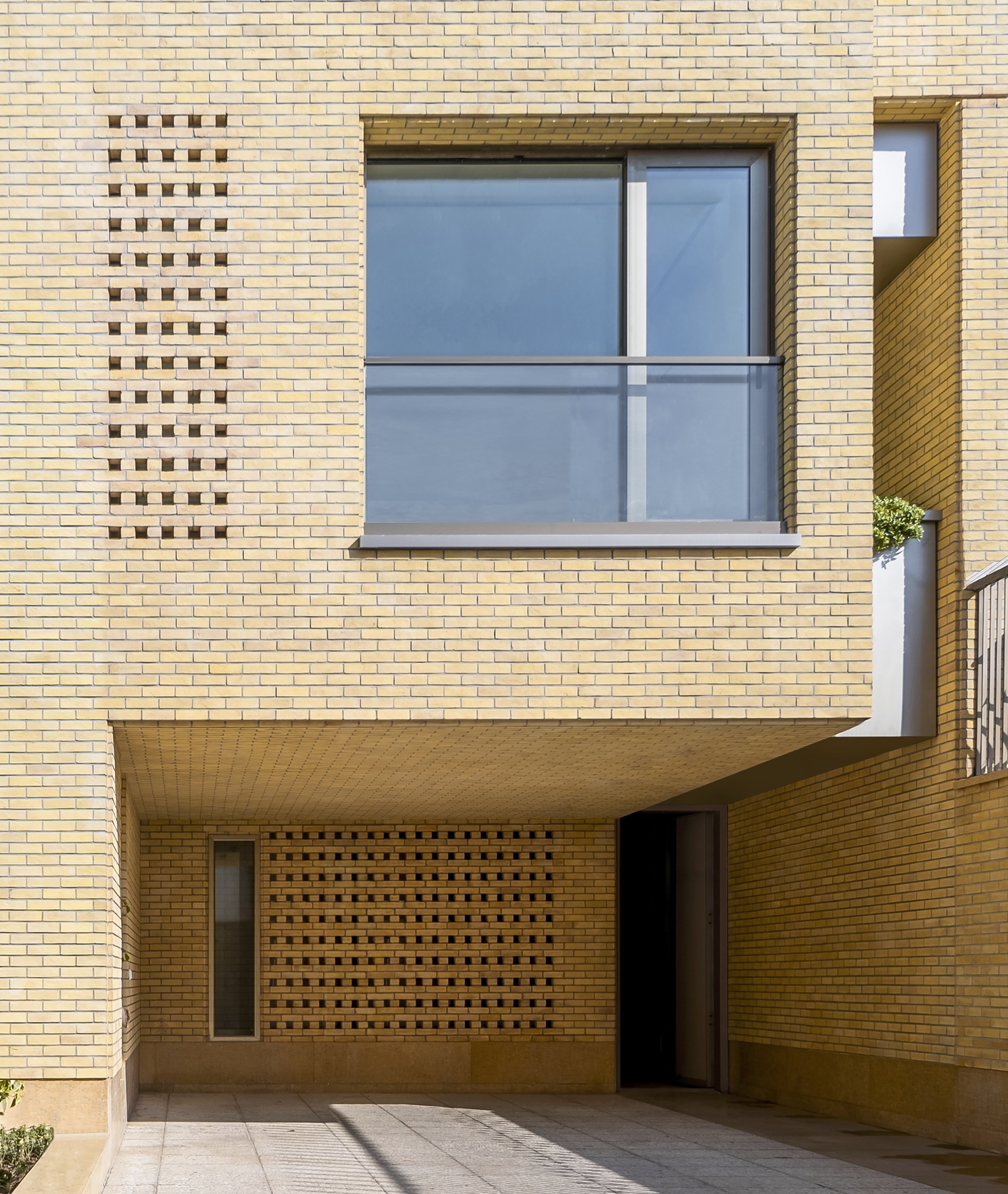2 IVANs, 2 HOUSEs