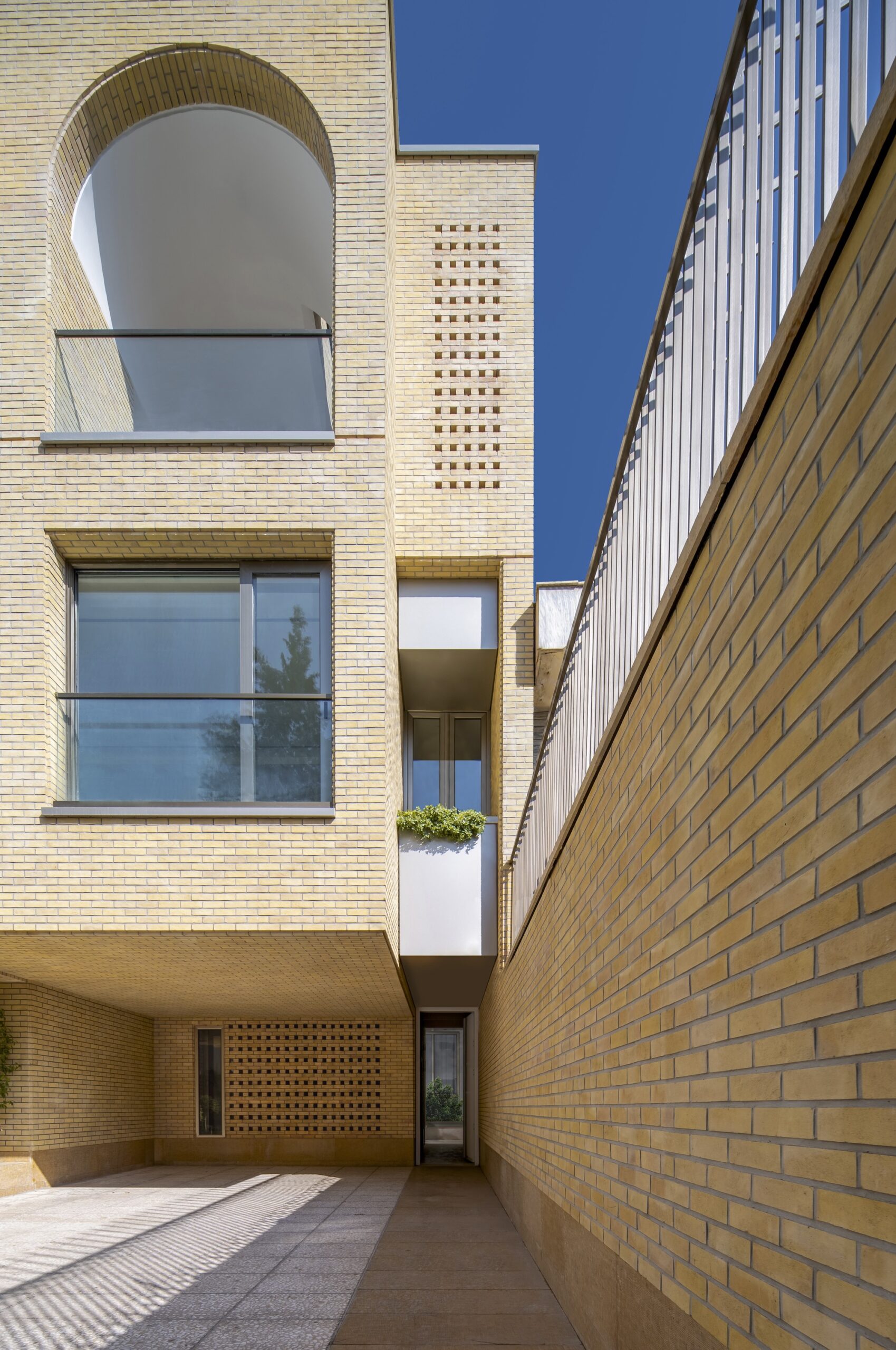 2 IVANs, 2 HOUSEs