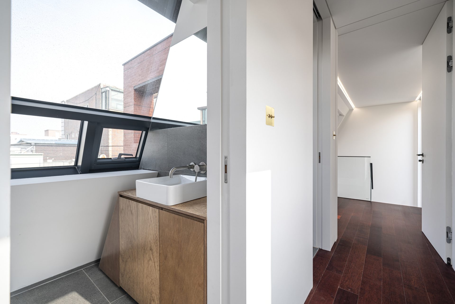 Three Planes Five Layers Apartment