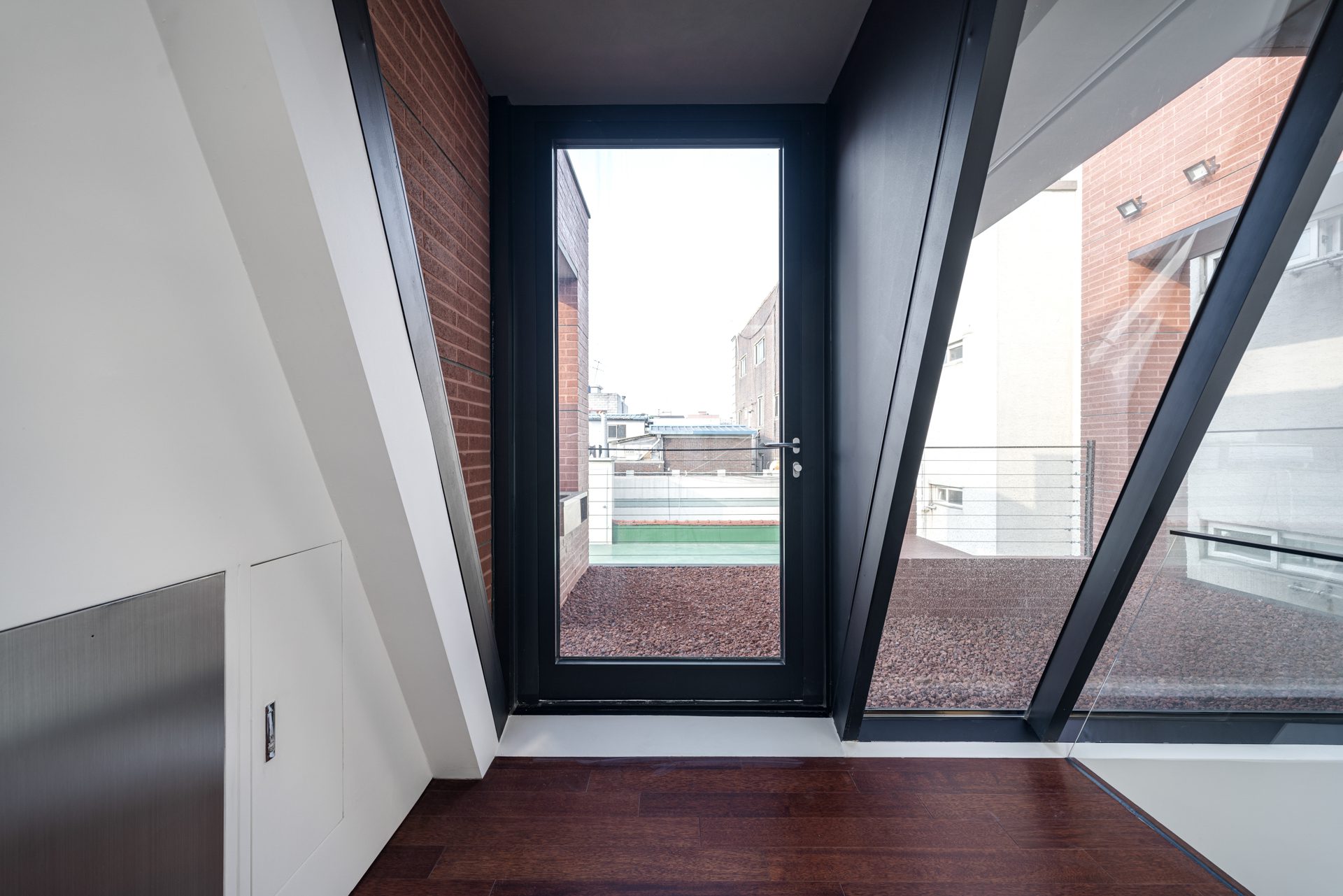 Three Planes Five Layers Apartment