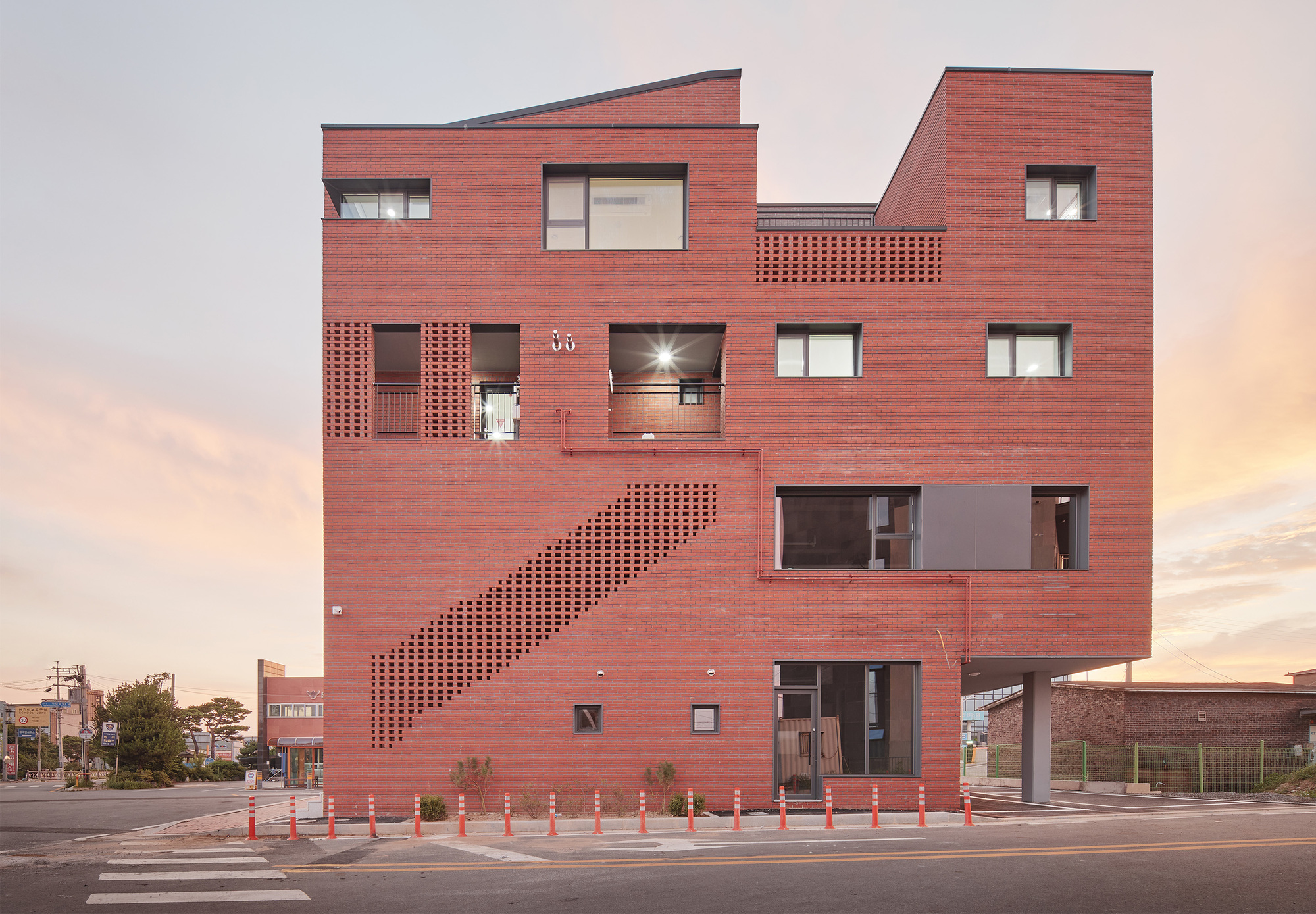 Anseong Commercial House