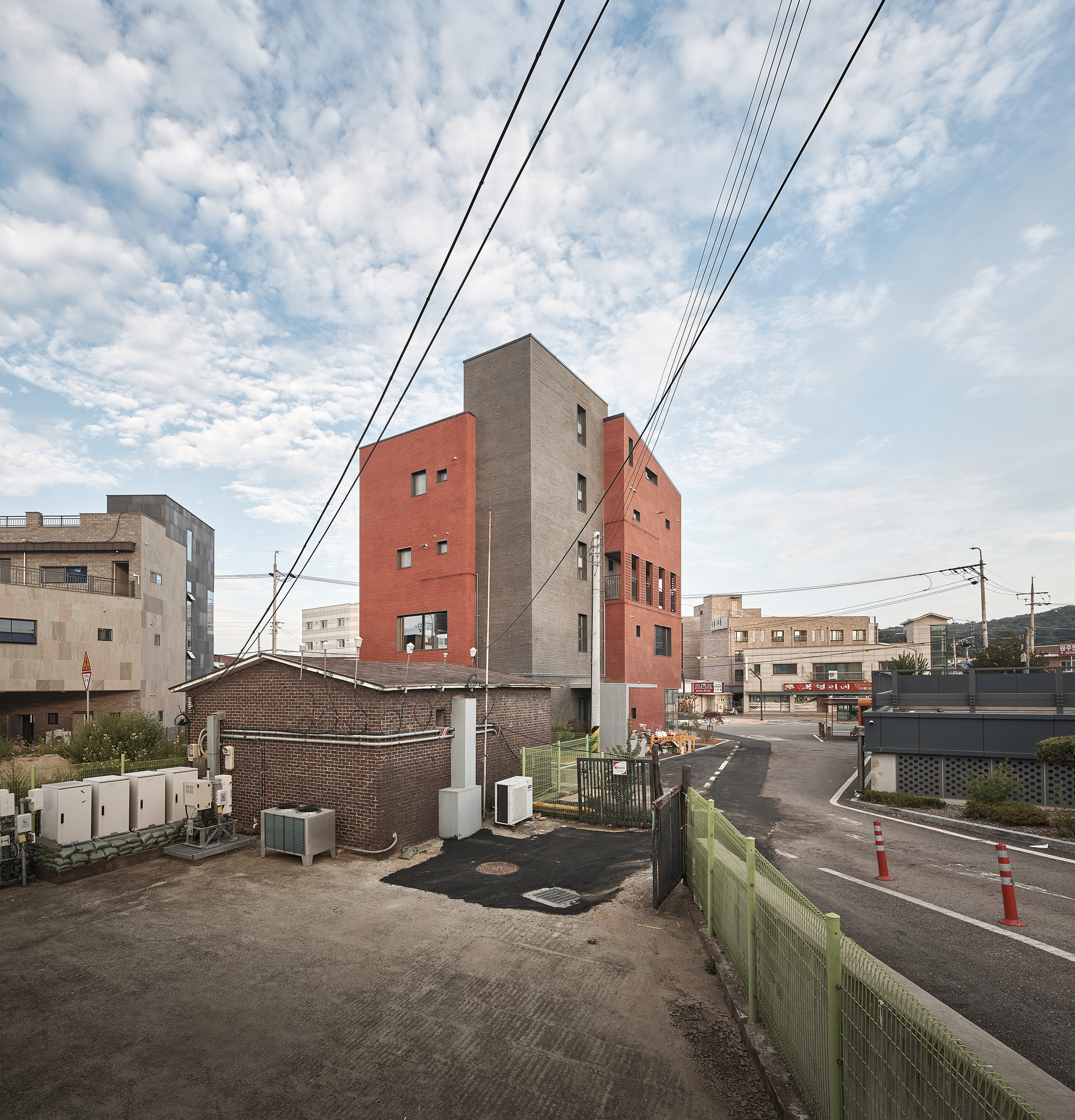 Anseong Commercial House