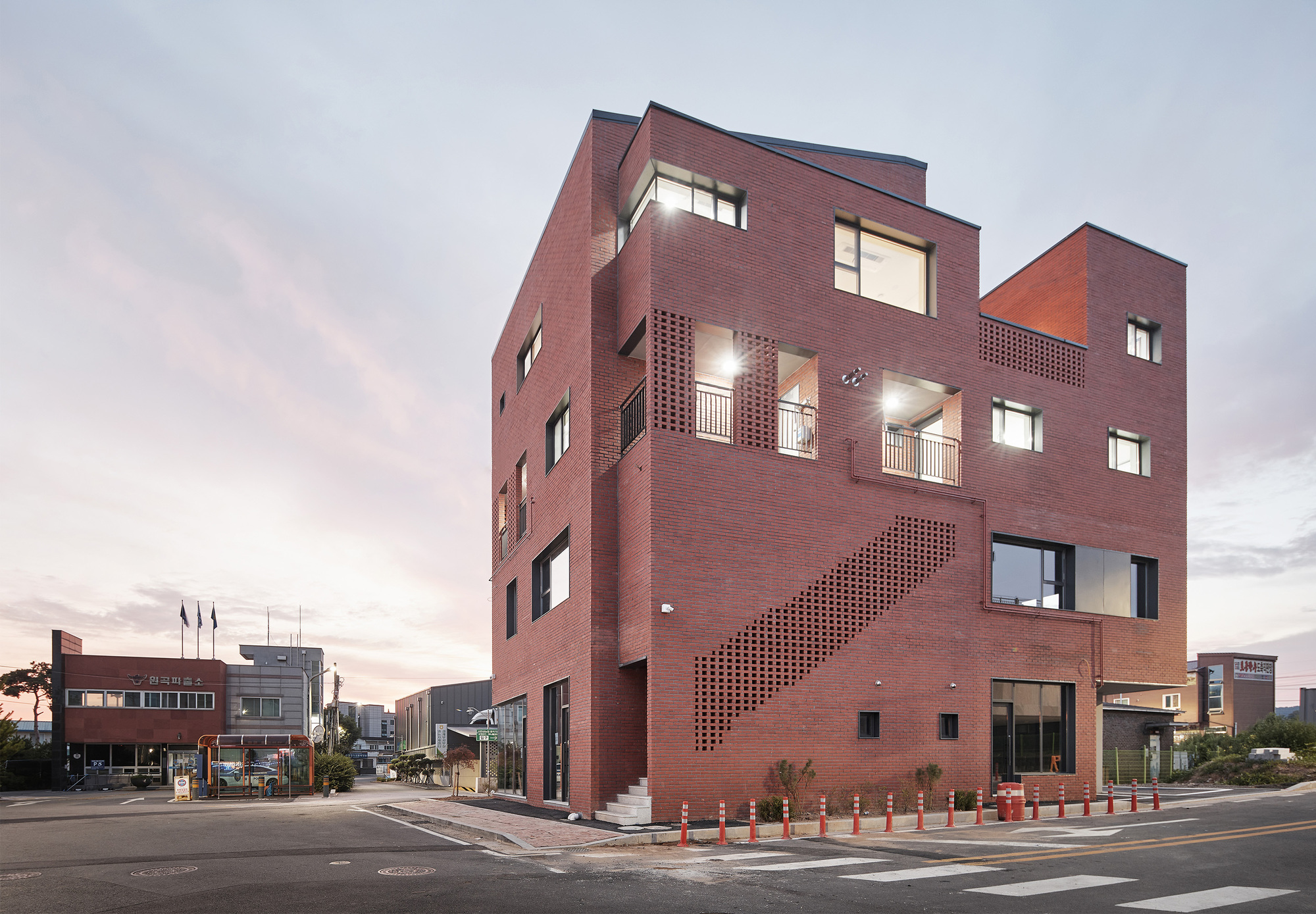 Anseong Commercial House