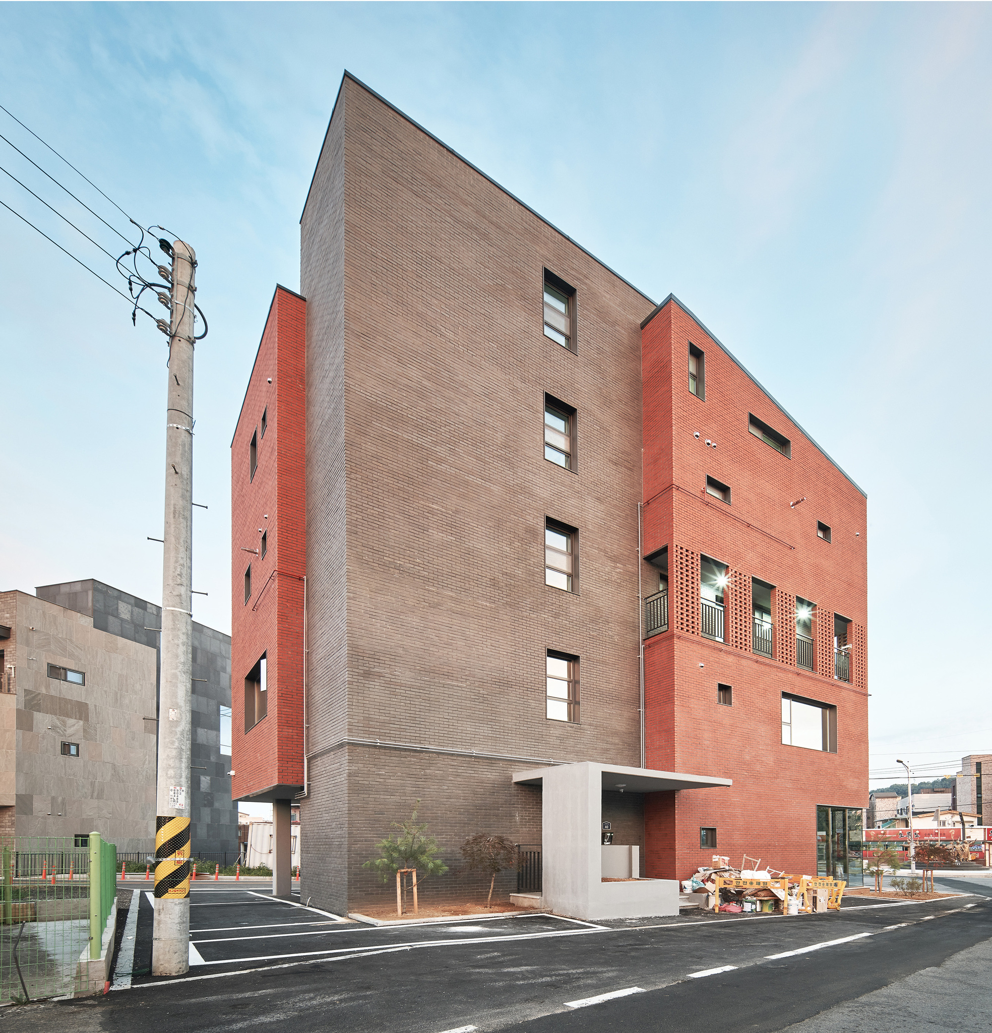 Anseong Commercial House