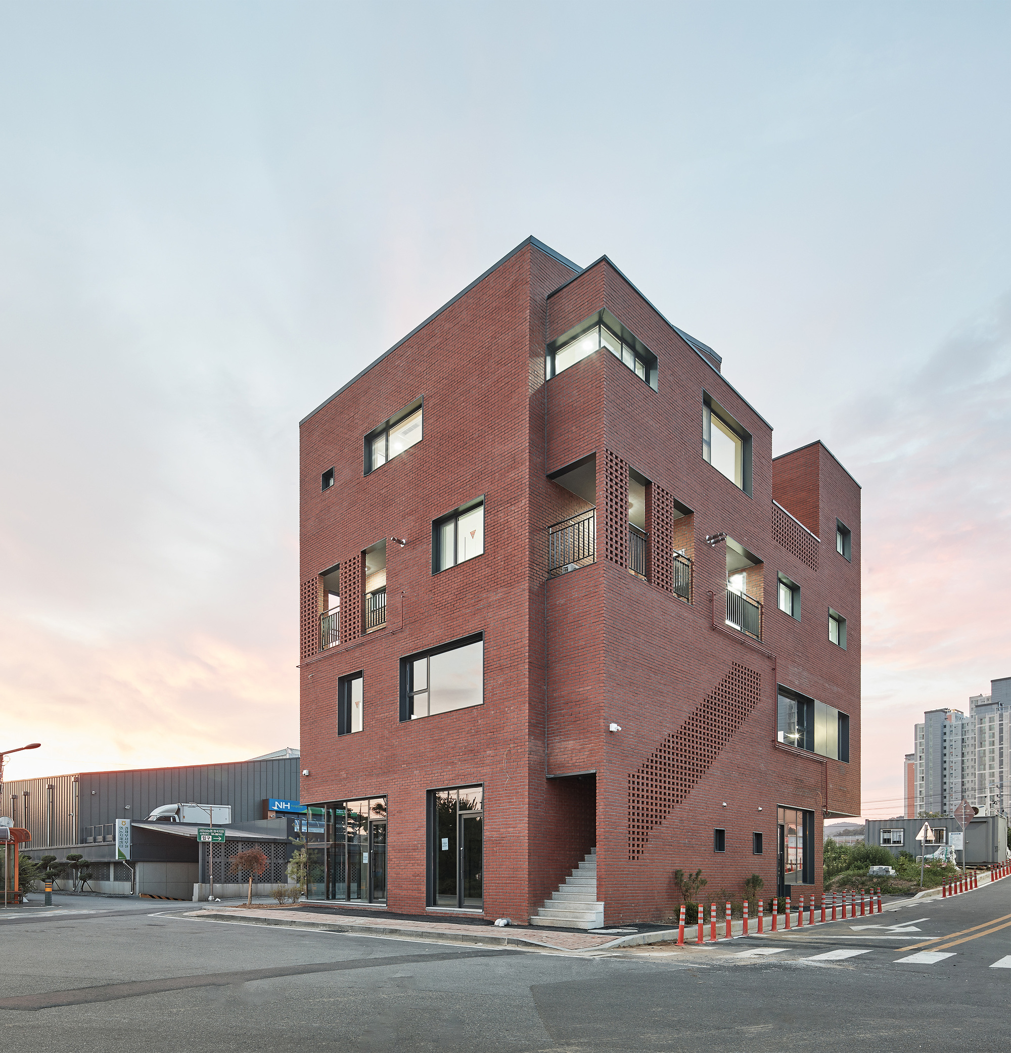 Anseong Commercial House